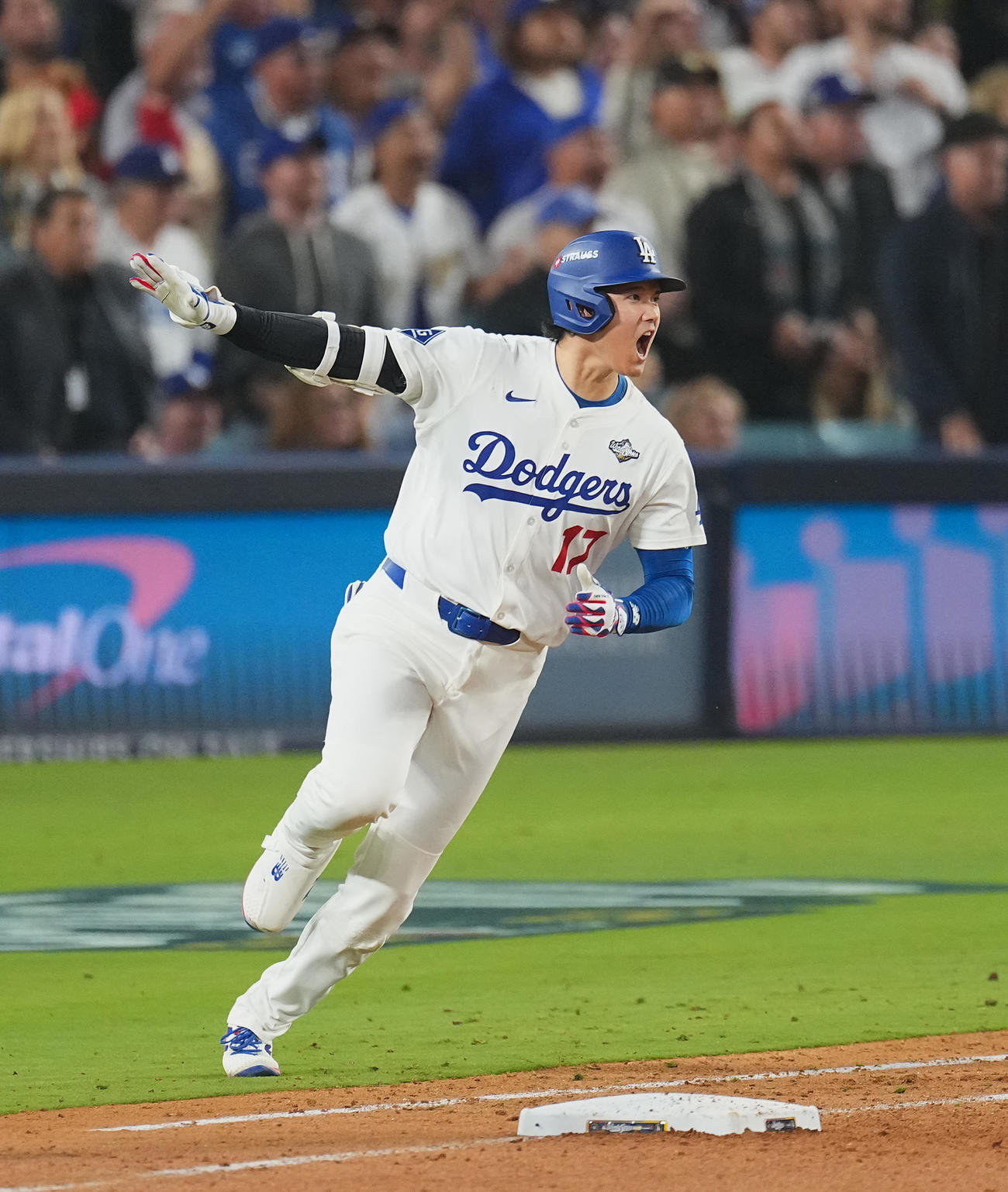 ドジャース対ブルージェイズ　7回裏ドジャース1死、同点のソロ本塁打を放ち、雄たけびを上げる大谷（撮影・菅敏）