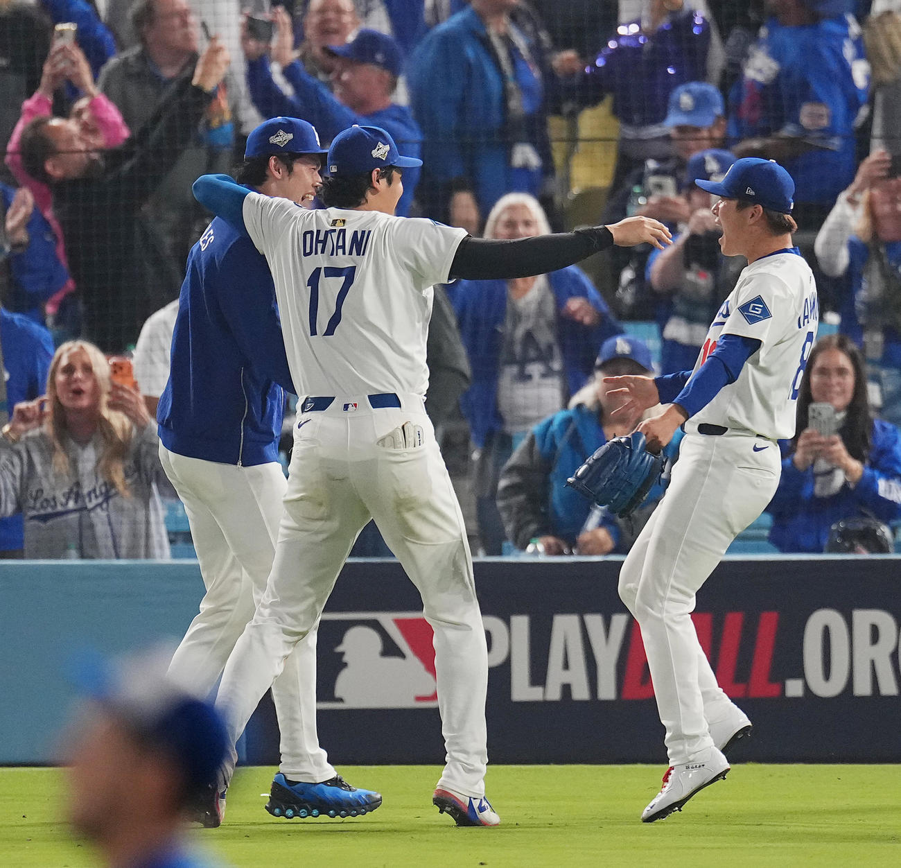 ワールドシリーズ第3戦、ドジャース対ブルージェイズ　18回裏ドジャース無死、フレディ・フリーマンのサヨナラの本塁打で勝利し、喜びを爆発させる、左から佐々木、大谷、山本（撮影・菅敏）