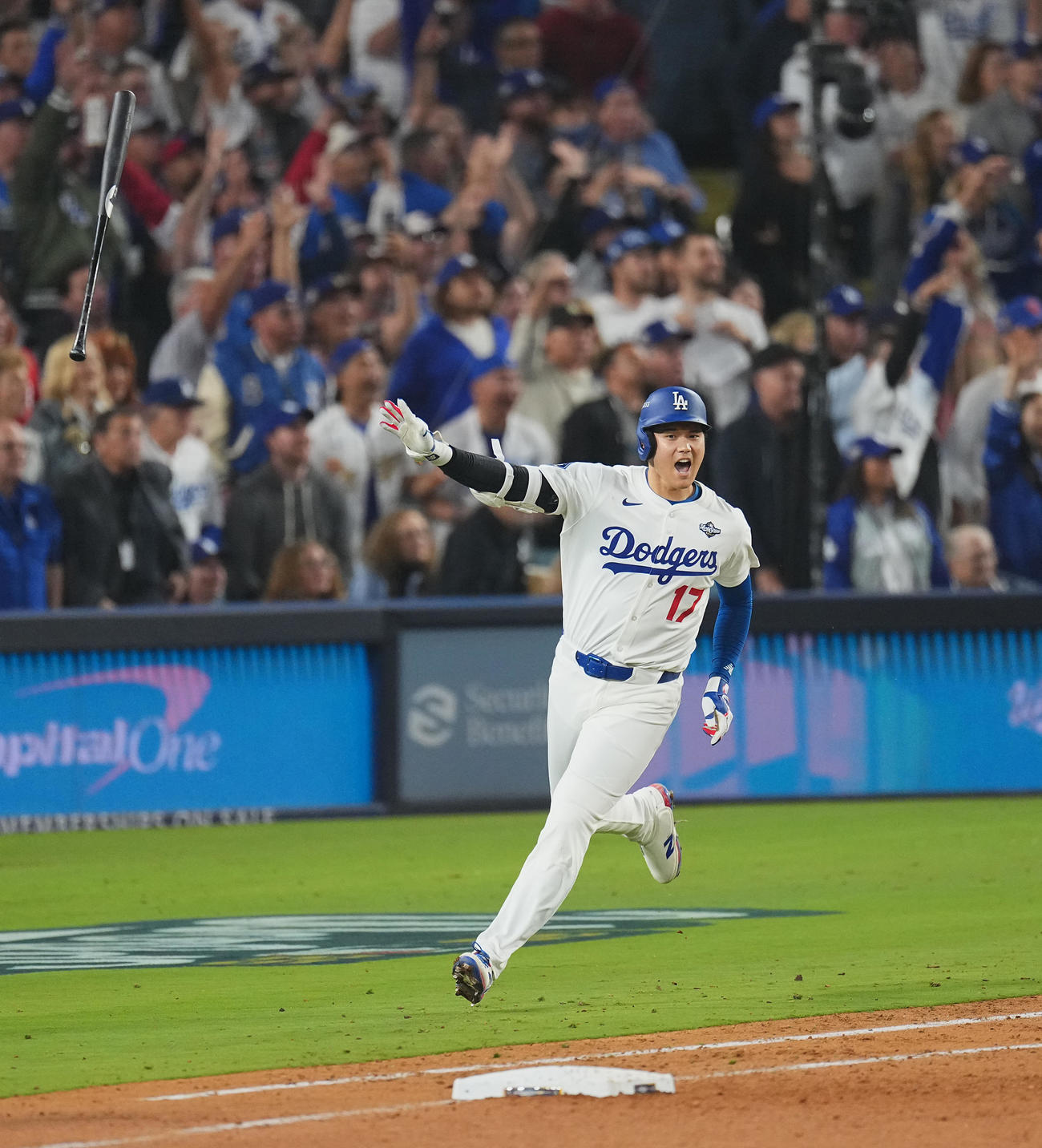 ドジャース対ブルージェイズ　7回裏ドジャース1死、同点のソロ本塁打を放ち、雄たけびを上げる大谷（撮影・菅敏）