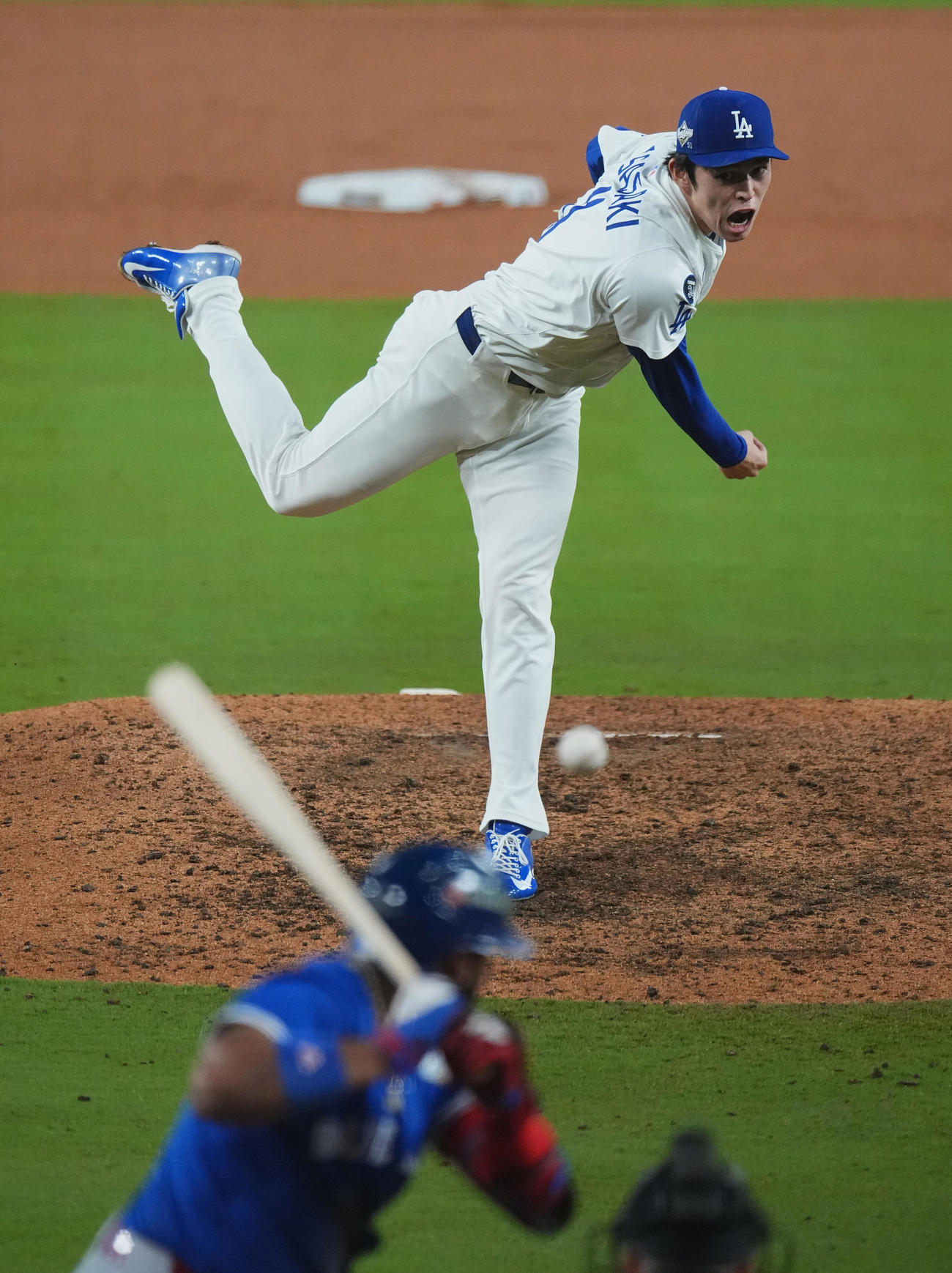 ドジャース対ブルージェイズ　9回、力投するドジャース佐々木。打者はゲレロ（撮影・菅敏）