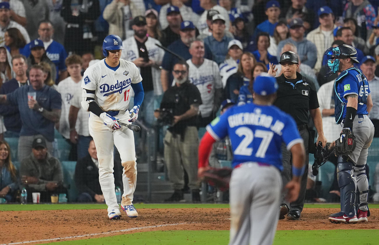 ドジャース対ブルージェイズ　12回ドジャース2死三塁、申告敬遠される大谷（撮影・菅敏）