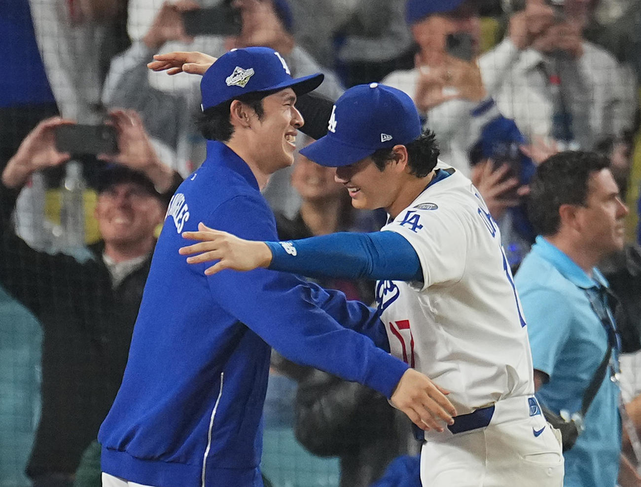 ドジャース対ブルージェイズ　18回裏ドジャース無死、フリーマンのサヨナラの本塁打で勝利し、佐々木（左）と抱き合う大谷（撮影・菅敏）