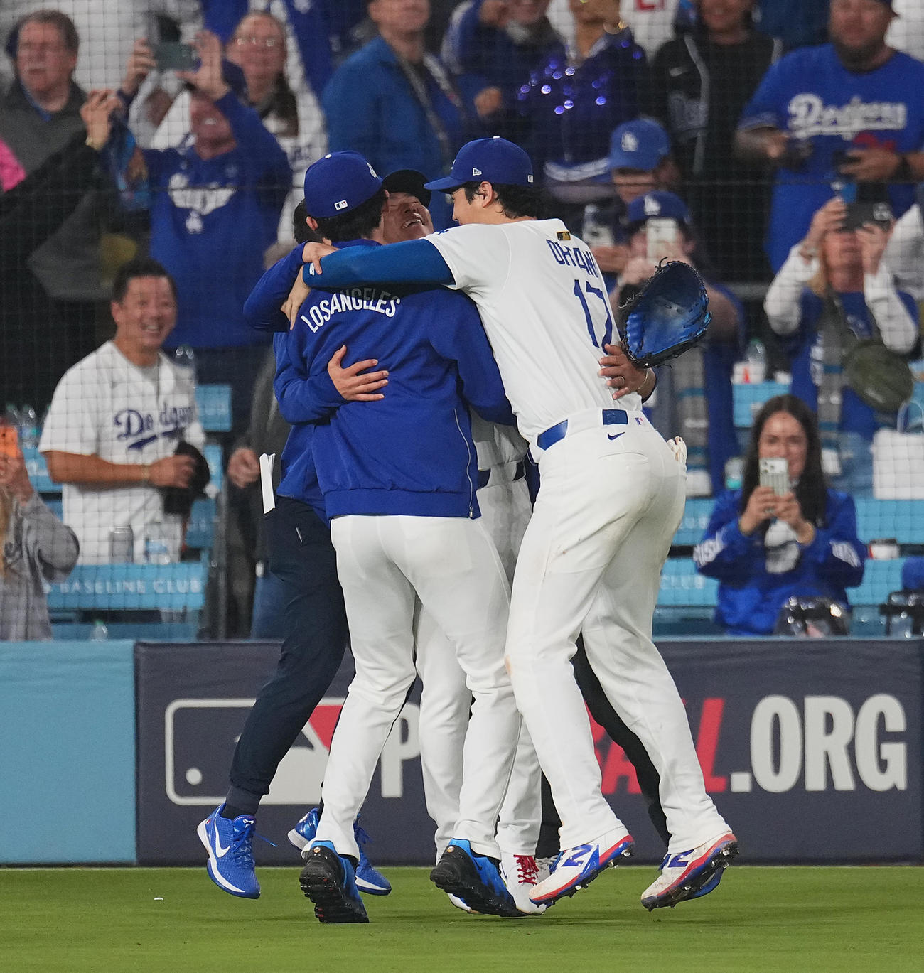 ドジャース対ブルージェイズ　18回裏ドジャース無死、フレディ・フリーマンのサヨナラの本塁打で勝利し、抱合って喜ぶ、左から佐々木、山本、大谷＝2025年10月27日（撮影・菅敏）