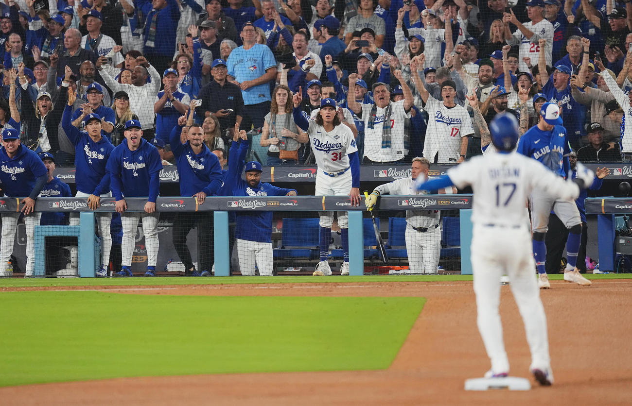ドジャース対ブルージェイズ　5回裏ドジャース1死一塁、適時二塁打を放ち、ベンチをあおる大谷（手前）（撮影・菅敏）