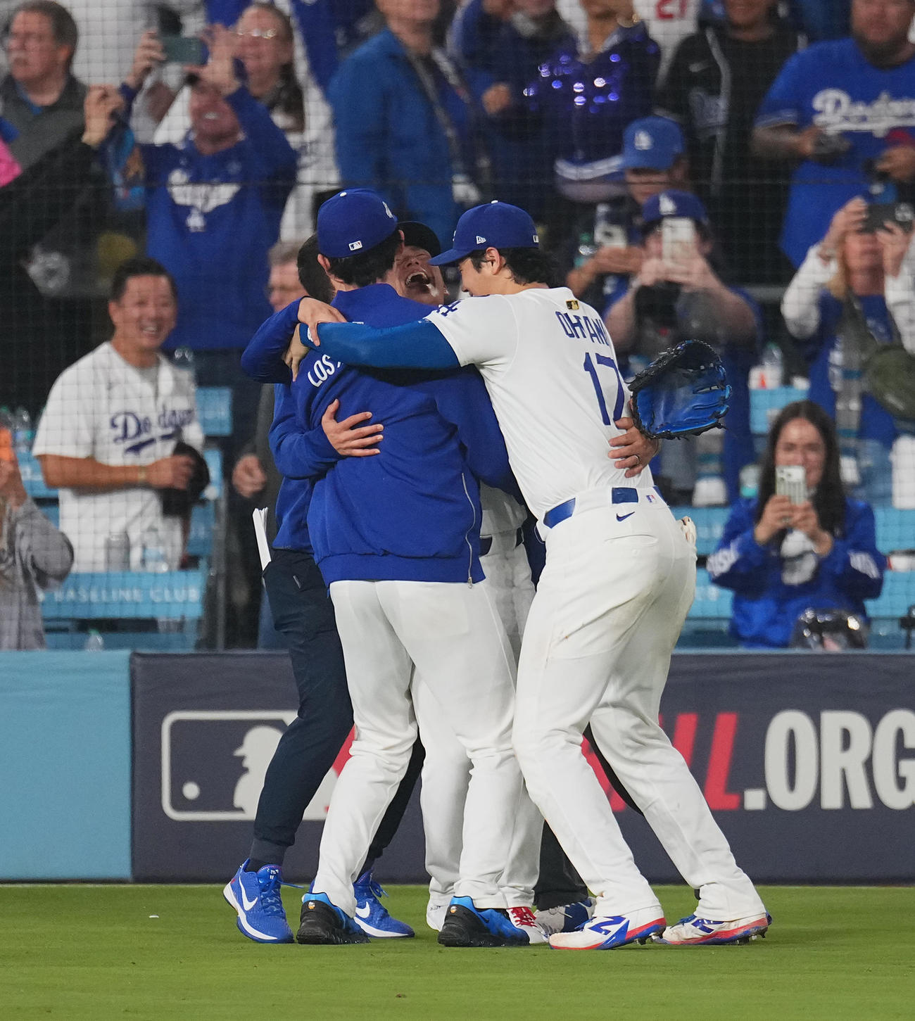 ドジャース対ブルージェイズ　18回裏ドジャース無死、フレディ・フリーマンのサヨナラの本塁打で勝利し、抱合って喜ぶ、左から佐々木、山本、大谷（撮影・菅敏）