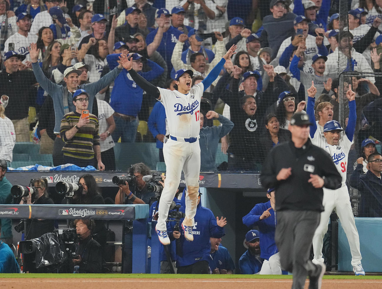 ドジャース対ブルージェイズ　18回裏ドジャース無死、フリーマンのサヨナラの本塁打に豪快にジャンプして喜ぶ大谷（撮影・菅敏）
