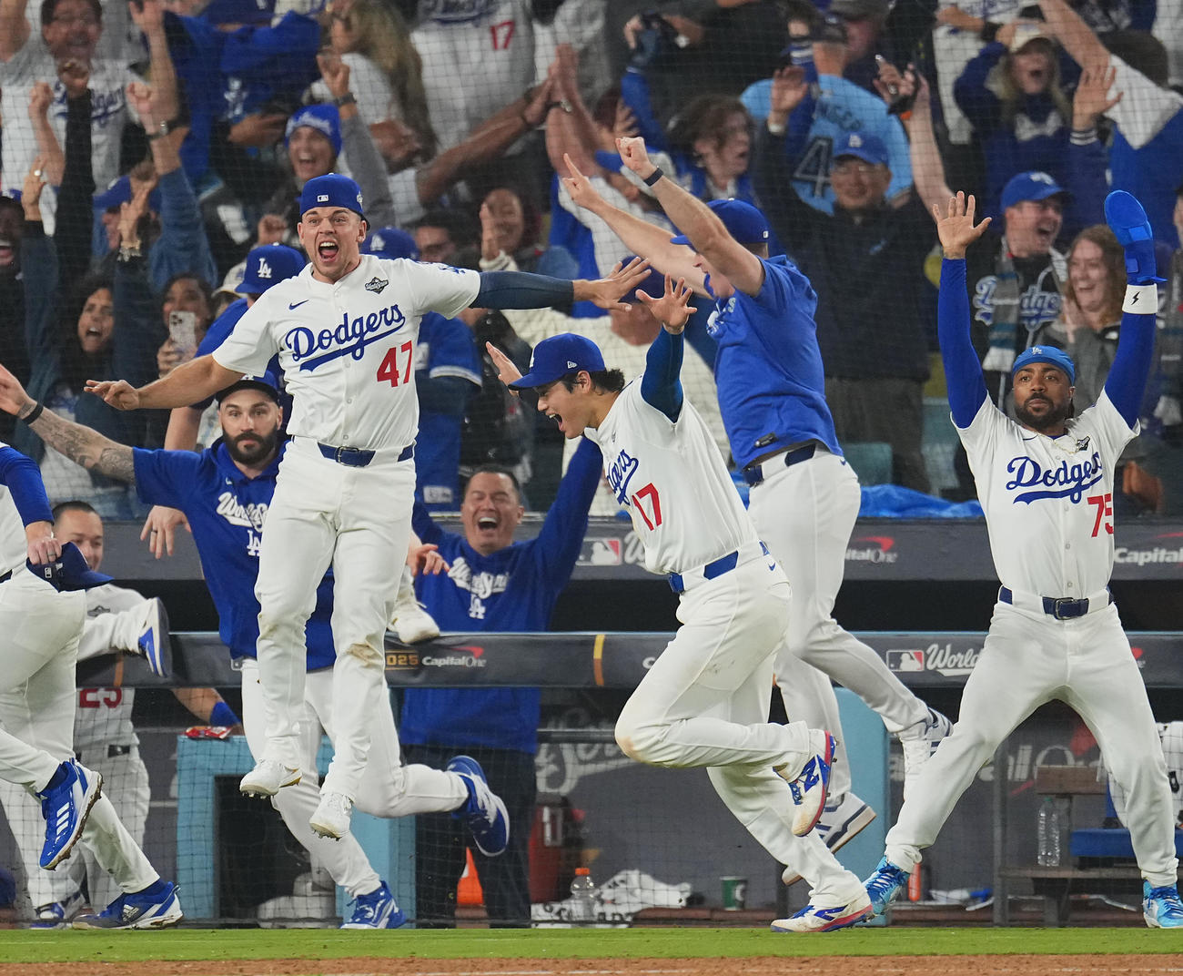 ドジャース対ブルージェイズ　18回裏ドジャース無死、フレディ・フリーマンのサヨナラの本塁打で勝利し、喜びを爆発させる大谷（中央）（撮影・菅敏）
