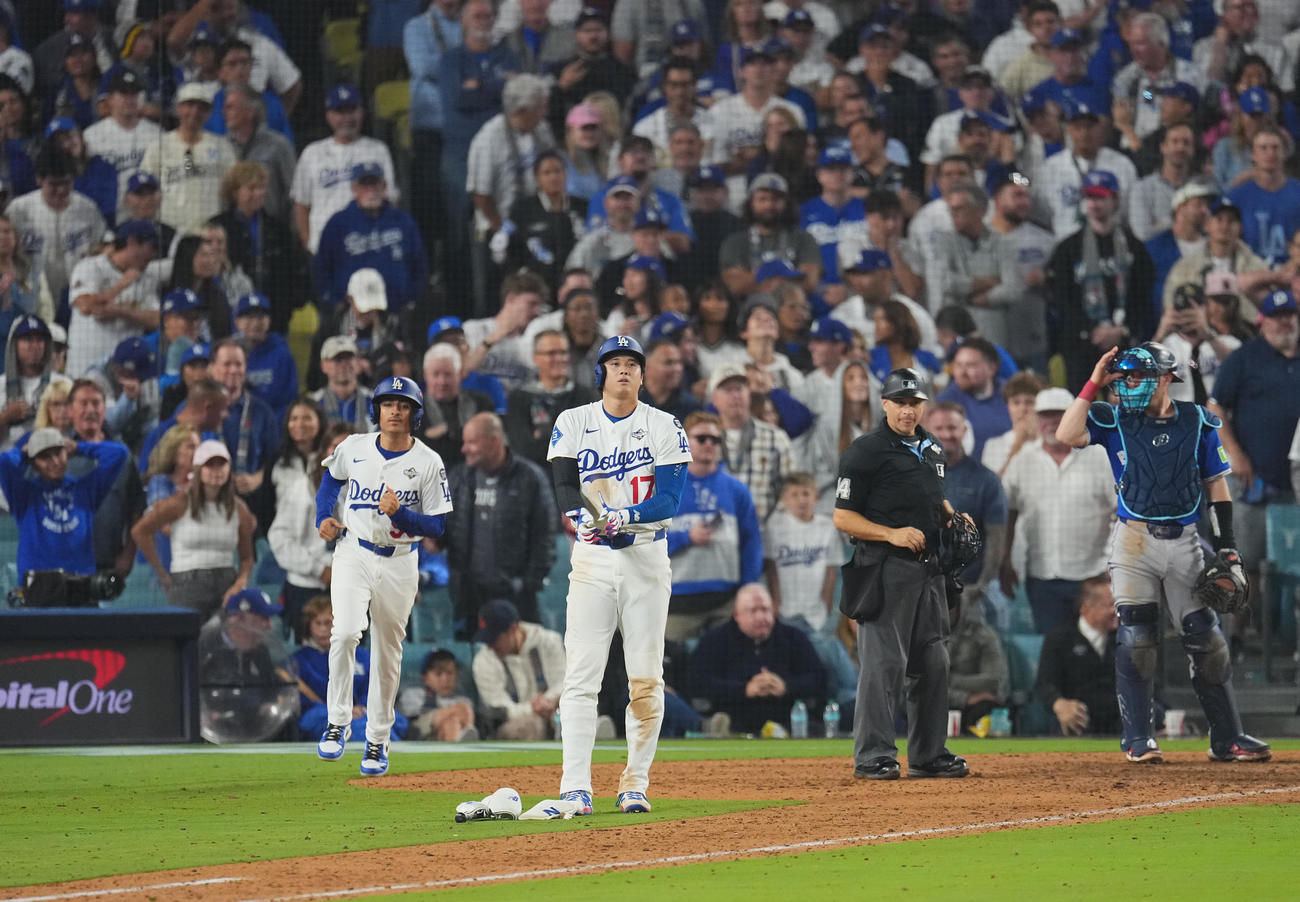 ドジャース対ブルージェイズ　15回ドジャース1死、申告敬遠される大谷（撮影・菅敏）