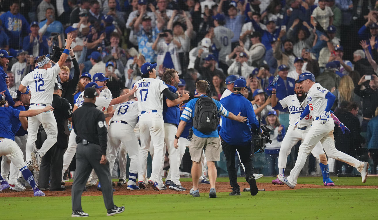ドジャース対ブルージェイズ　18回裏ドジャース無死、サヨナラの本塁打を放ち、歓喜の輪に飛び込むフリーマン（右端）（撮影・菅敏）