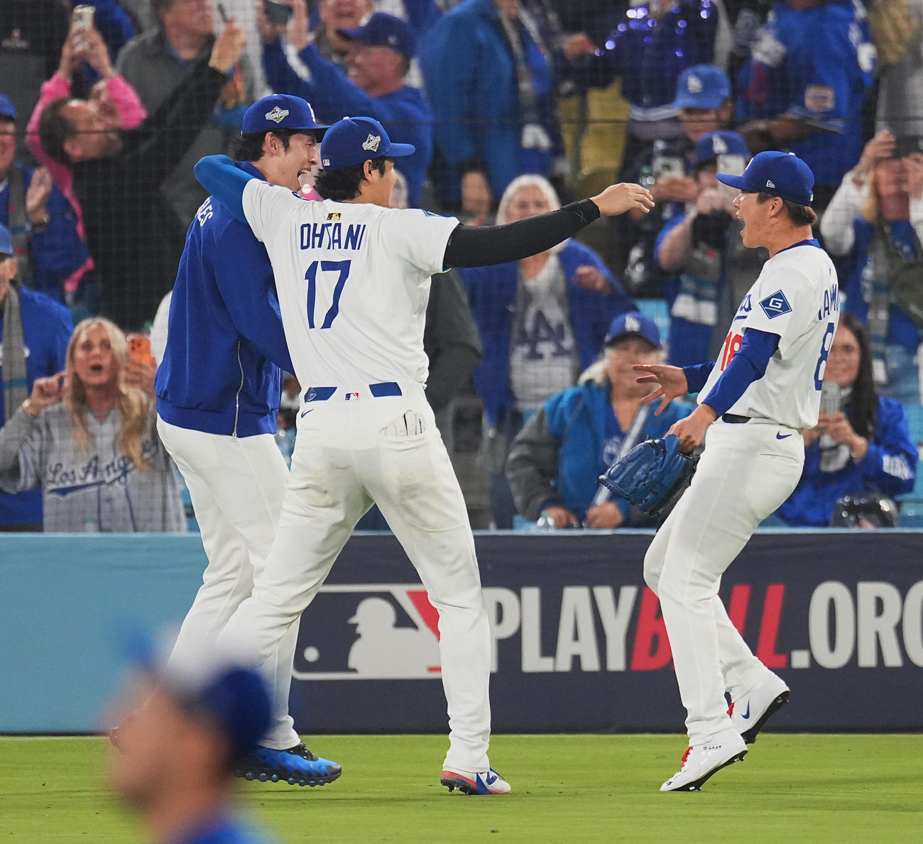 ワールドシリーズ第3戦、ドジャース対ブルージェイズ　18回裏ドジャース無死、フリーマンのサヨナラの本塁打で勝利し、喜びを爆発させる、左から佐々木、大谷、山本（撮影・菅敏）