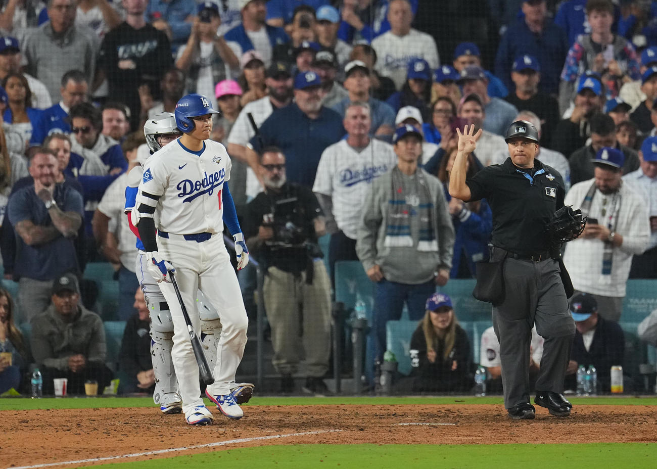 ドジャース対ブルージェイズ　9回裏ドジャース1死、申告敬遠される大谷（撮影・菅敏）