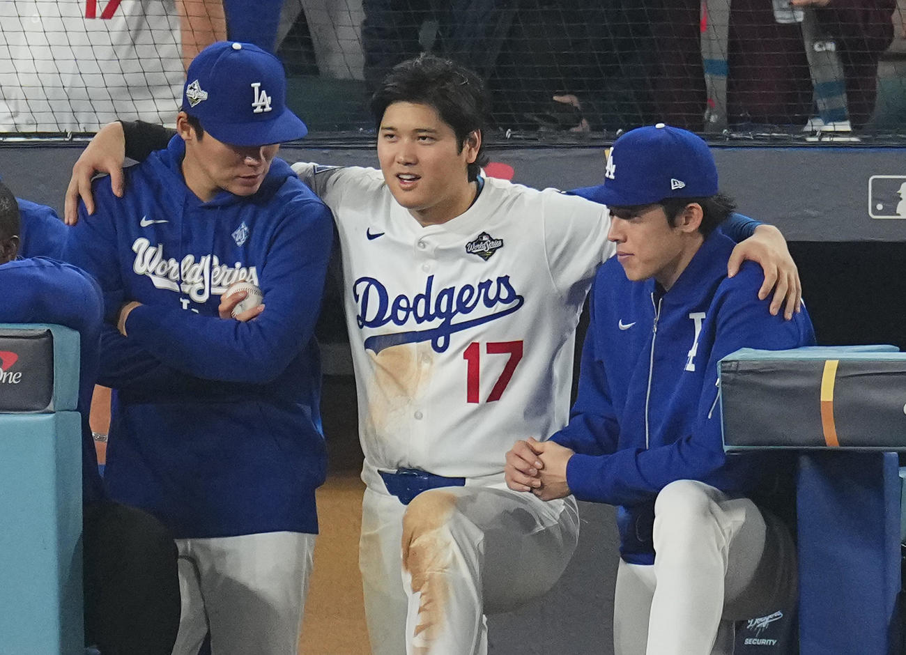 ドジャース対ブルージェイズ　12回、味方の攻撃を見守る、左から山本、大谷、佐々木（撮影・菅敏）