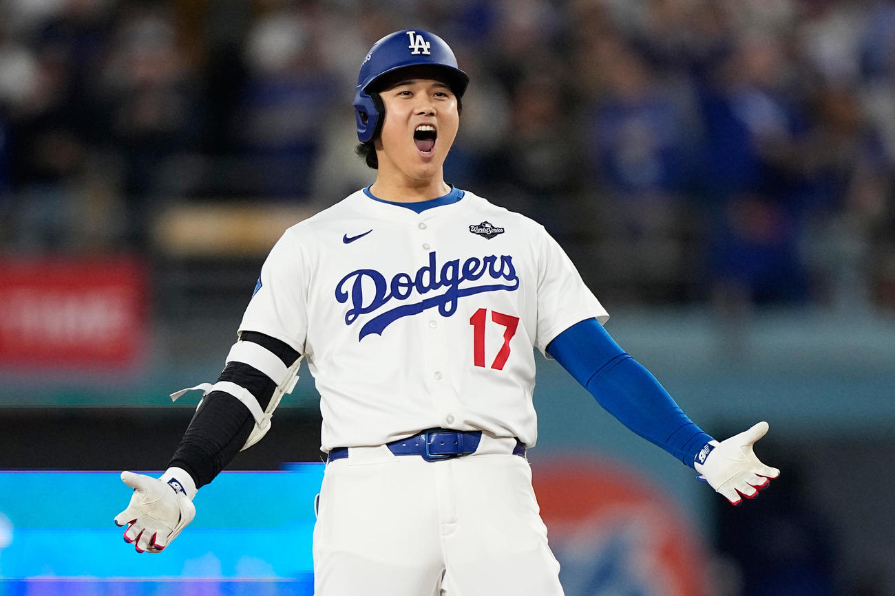 ドジャース大谷翔平は５回に適時二塁打を放つと塁上で大喜び（AP)