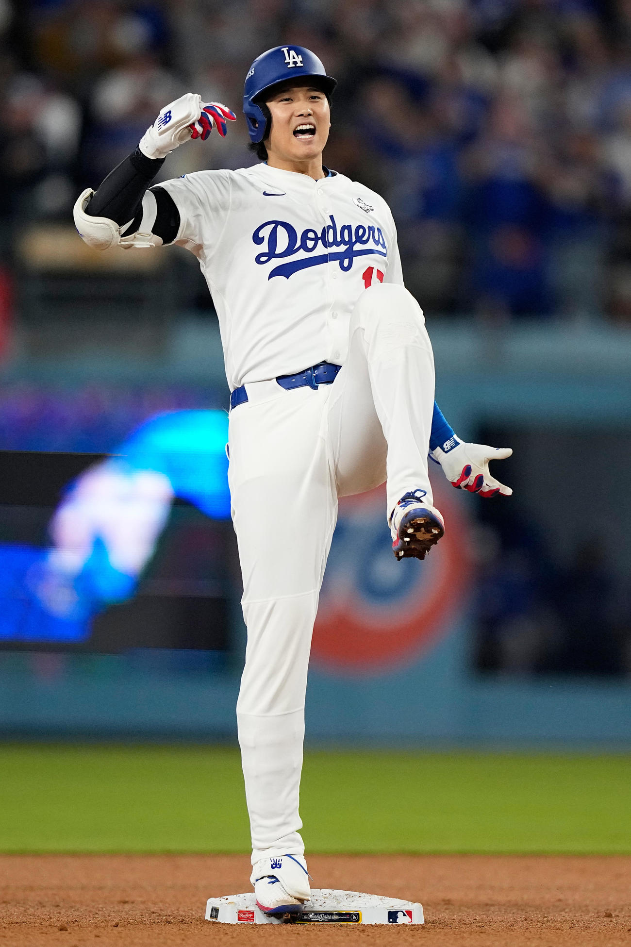ブルージェイス戦５回に適時二塁打を放った大谷翔平が塁上で大喜び（AP)
