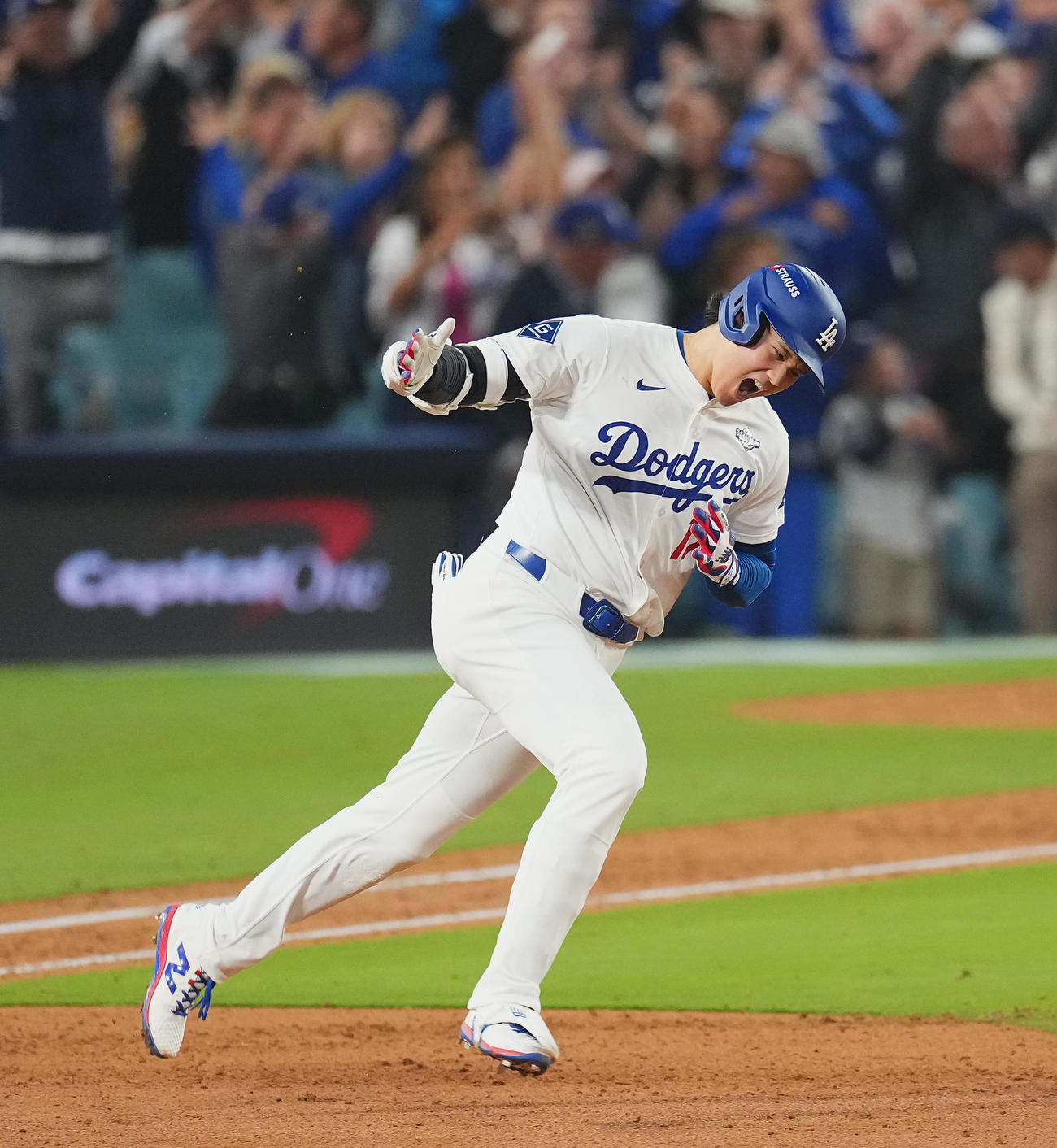 ドジャース対ブルージェイズ　7回裏ドジャース1死、同点のソロ本塁打を放ち、雄たけびを上げる大谷（撮影・菅敏）