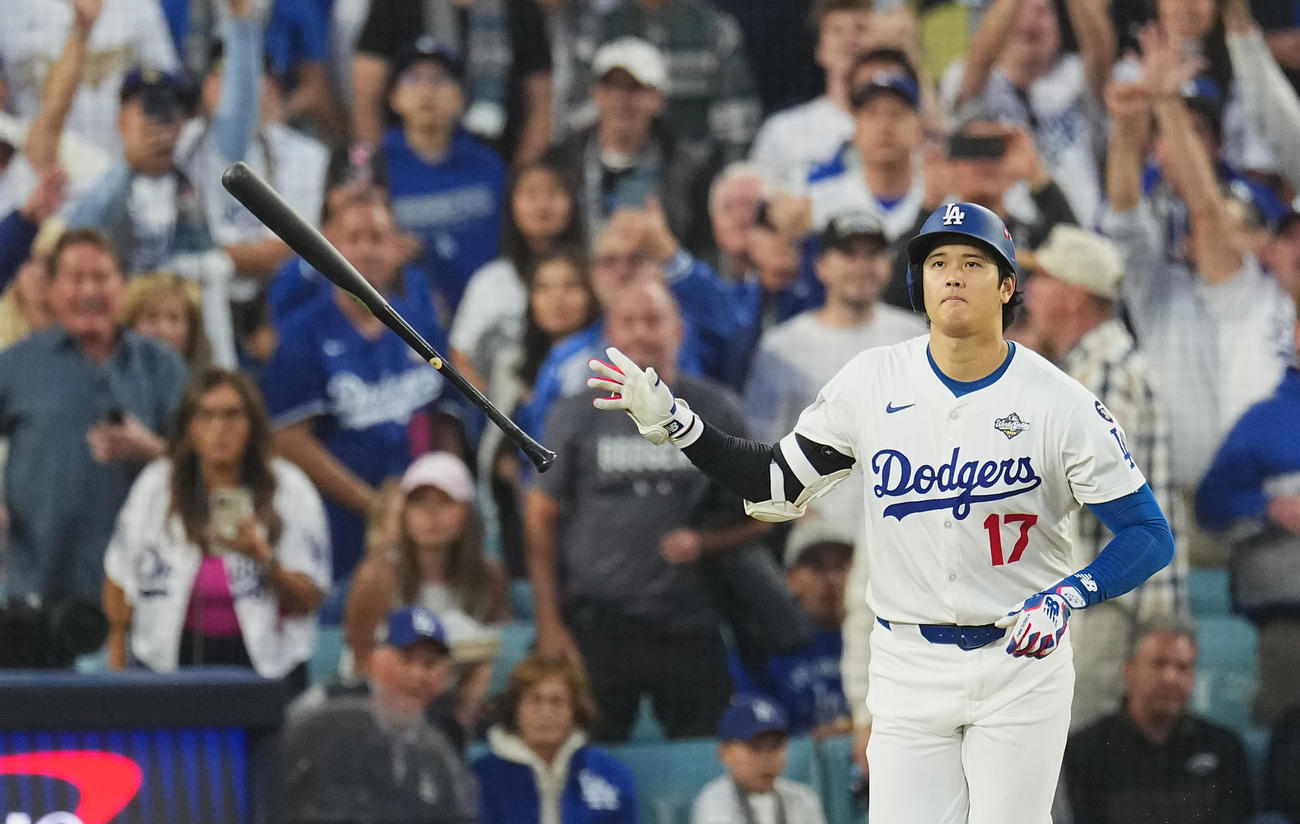 ドジャース対ブルージェイズ　3回裏ドジャース1死、右越えにソロ本塁打を放つ大谷（撮影・菅敏）