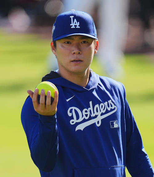 ワールドシリーズ第4戦、ドジャース対ブルージェイズ　試合前、調整する山本（撮影・菅敏）