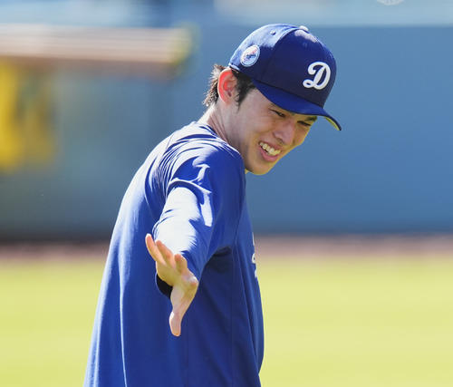 ワールドシリーズ第4戦、ドジャース対ブルージェイズ　試合前、調整する佐々木（撮影・菅敏）