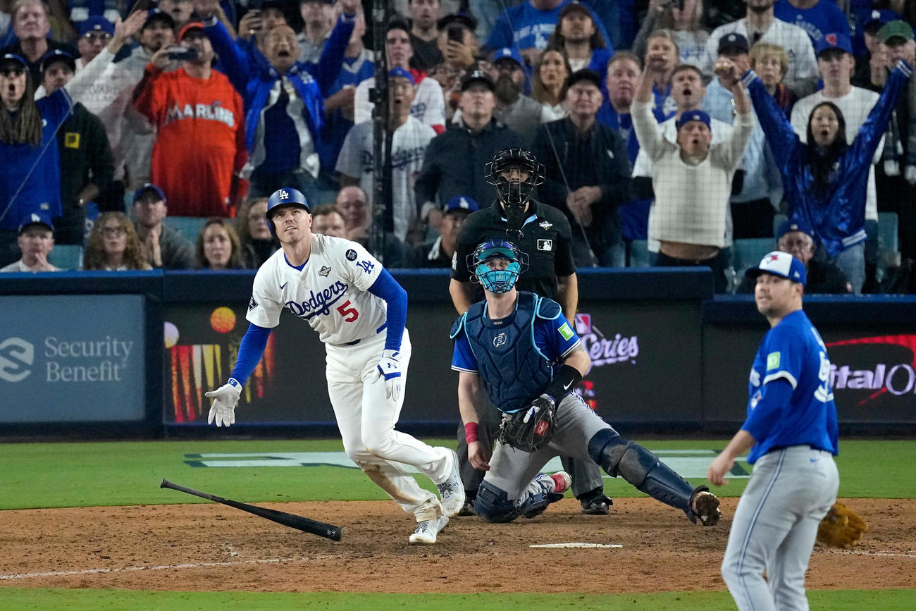 延長18回、サヨナラ本塁打を放つドジャースのフリーマン（AP）