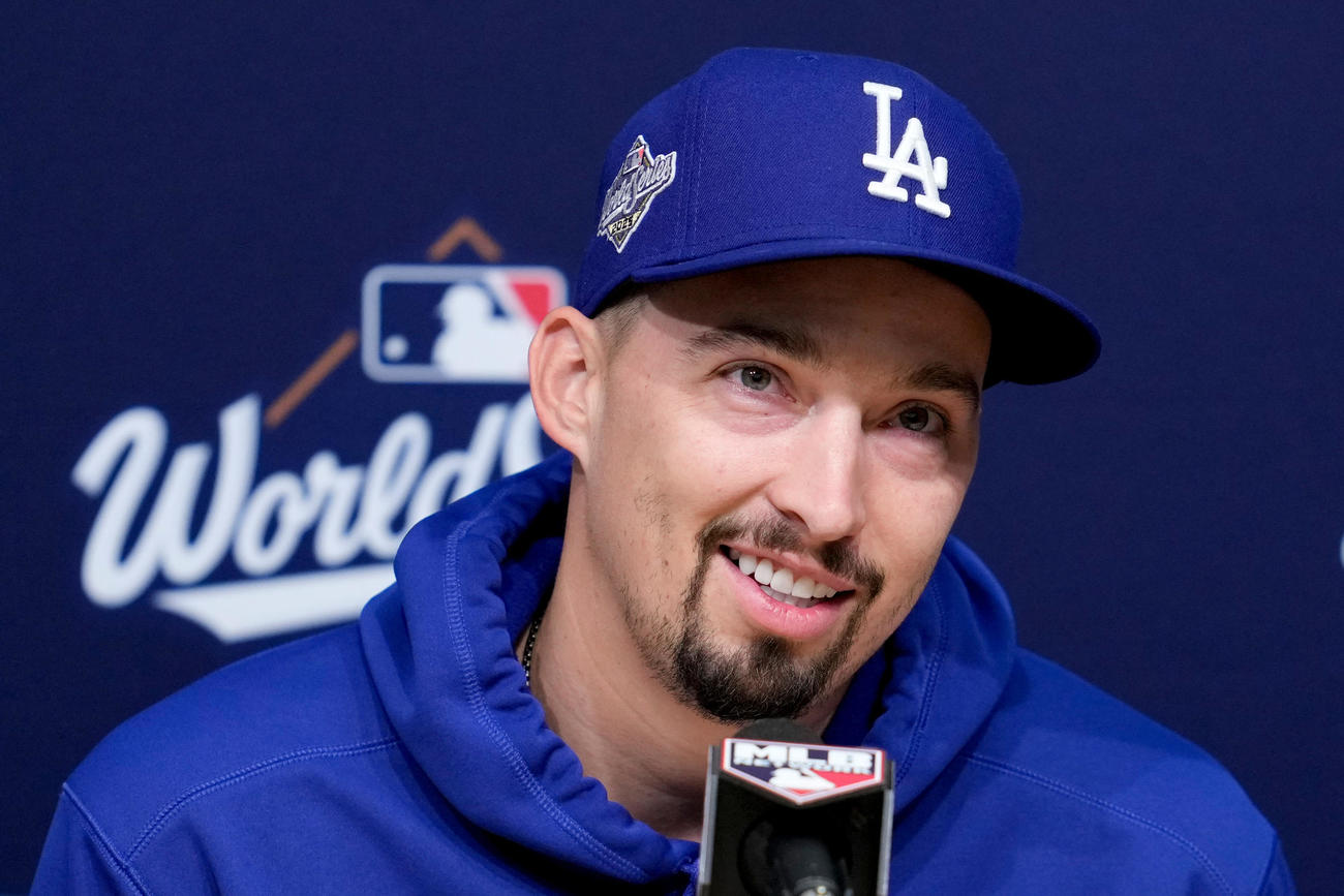 ワールドシリーズ第4戦の前に会見に応じたスネル（AP）