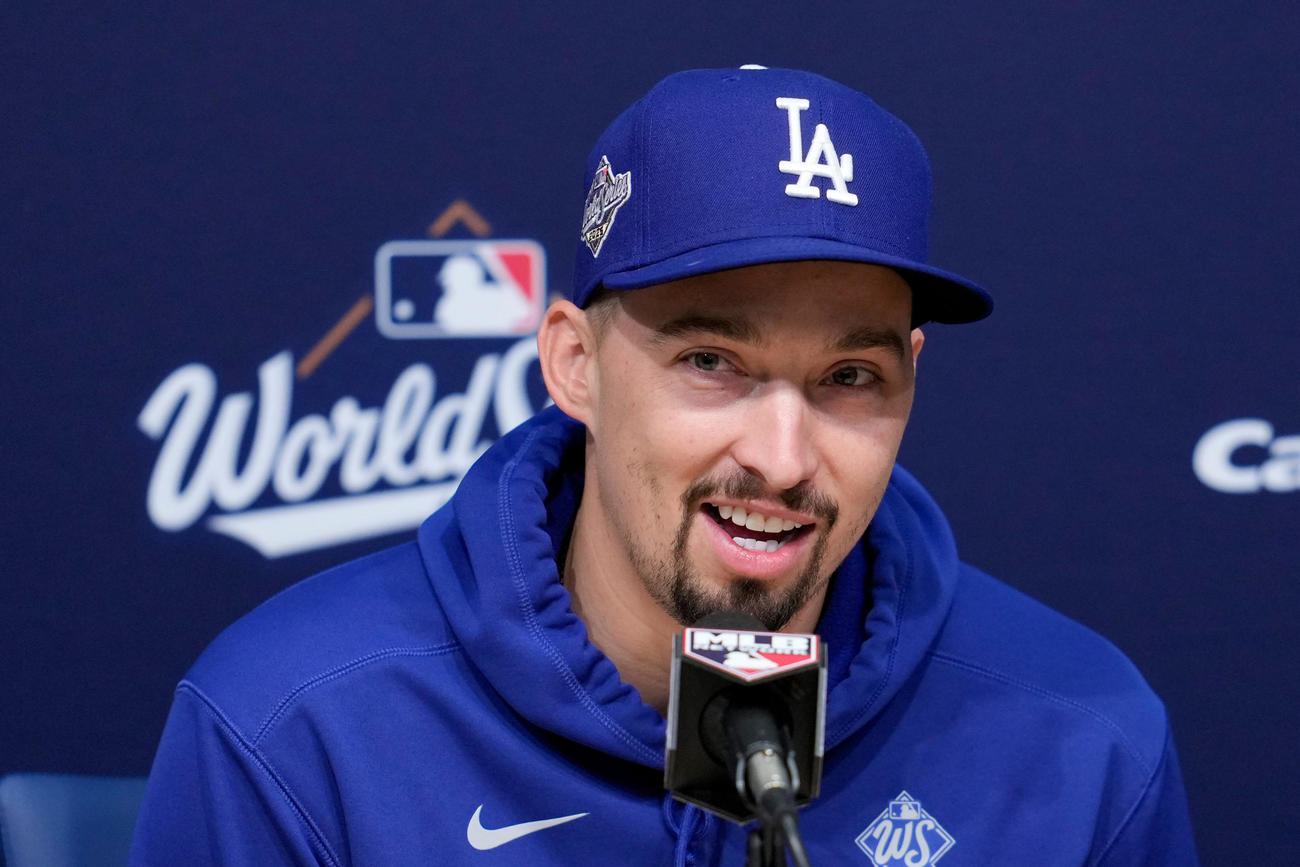 ワールドシリーズ第4戦の前に会見に応じたスネル（AP）