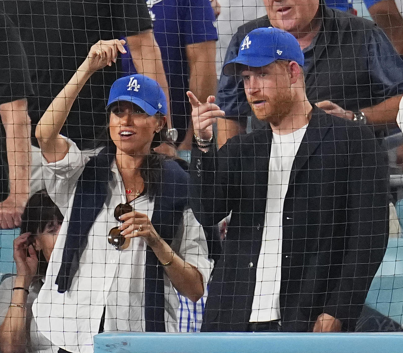 ドジャース対ブルージェイズ　スタンドで観戦するヘンリー王子とメーガン妃（左）（撮影・菅敏）