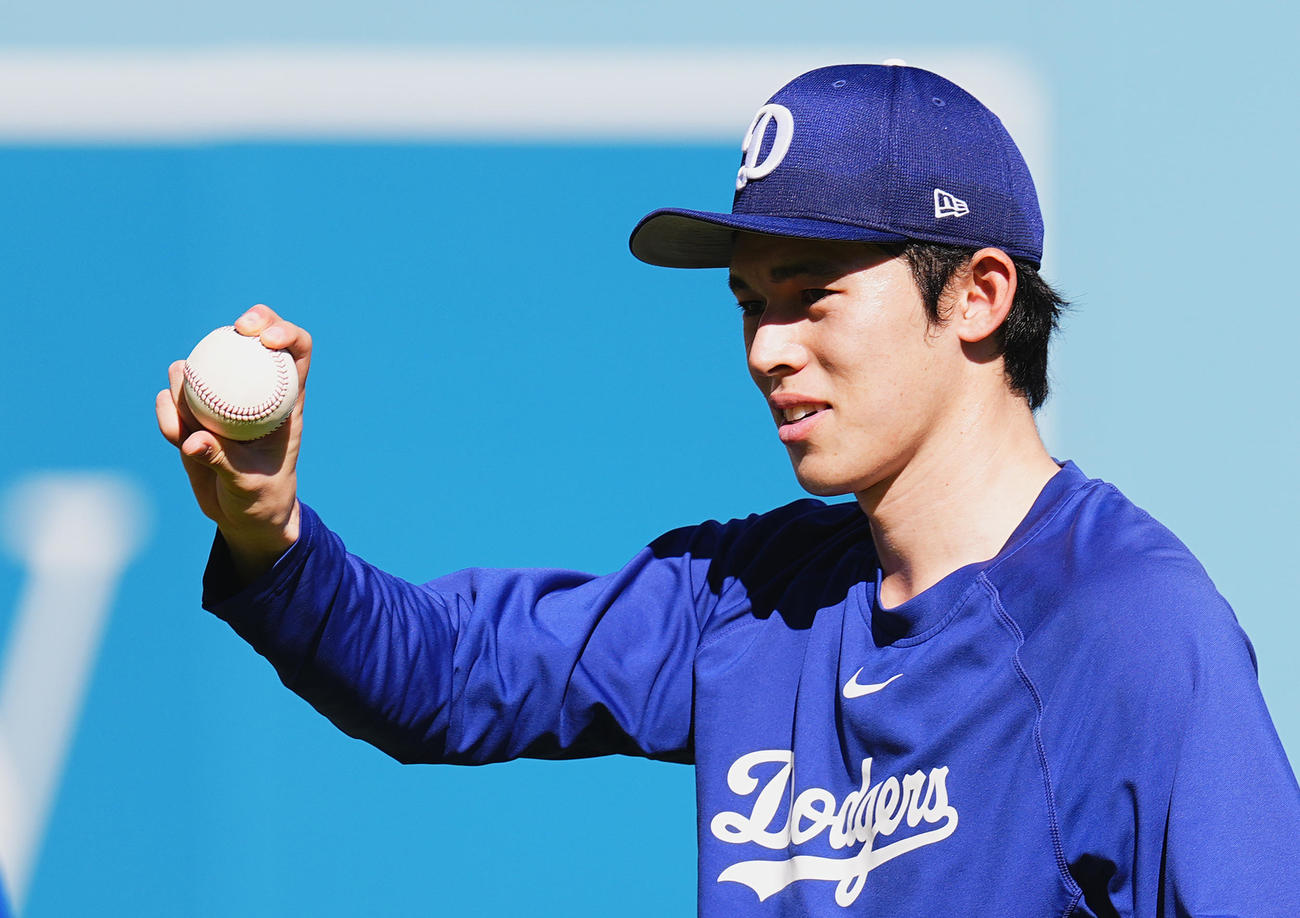 ドジャース対ブルージェイズ　試合前、調整するドジャース佐々木（撮影・菅敏）