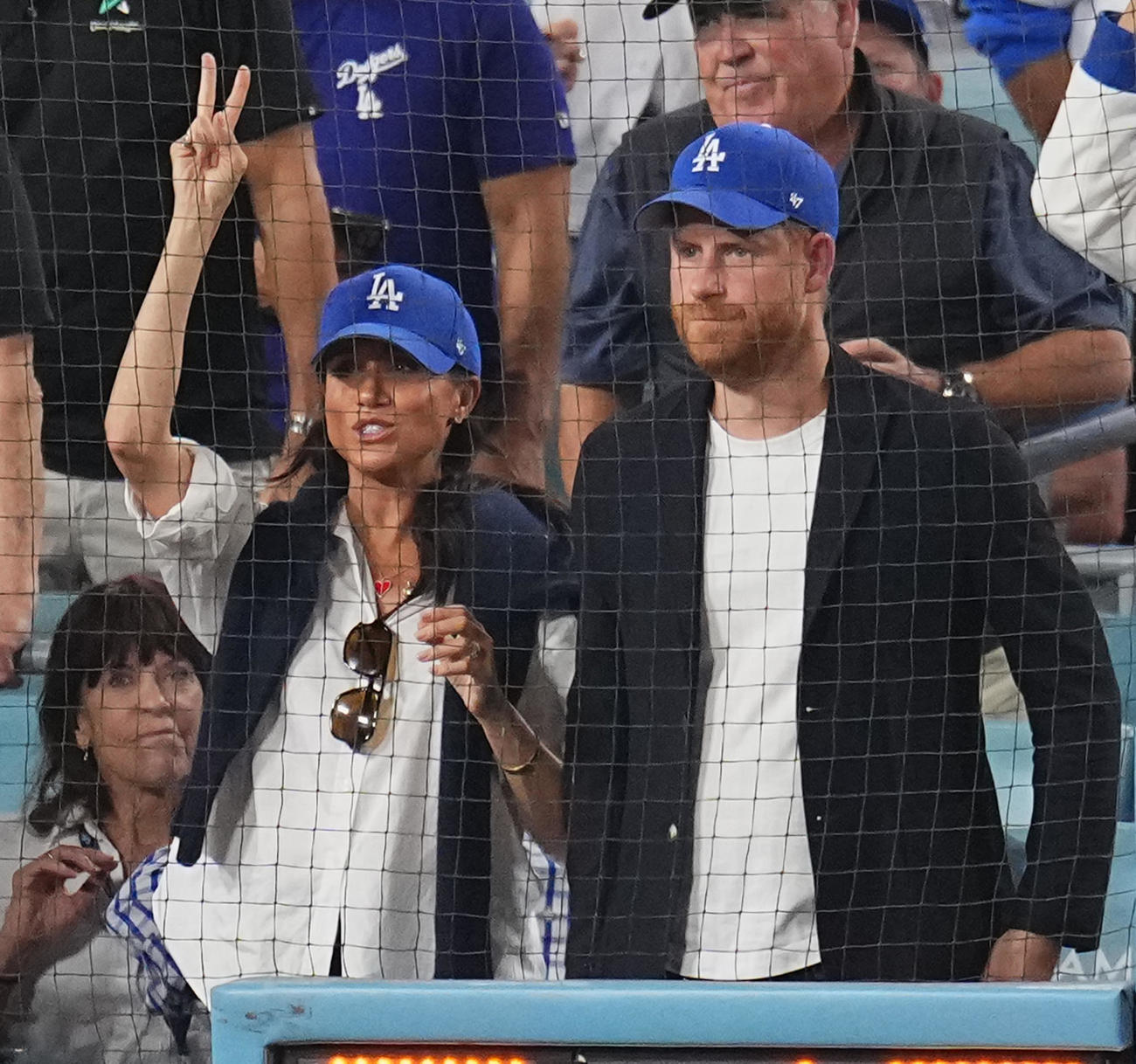 ドジャース対ブルージェイズ　スタンドで観戦するヘンリー王子とメーガン妃（左）（撮影・菅敏）