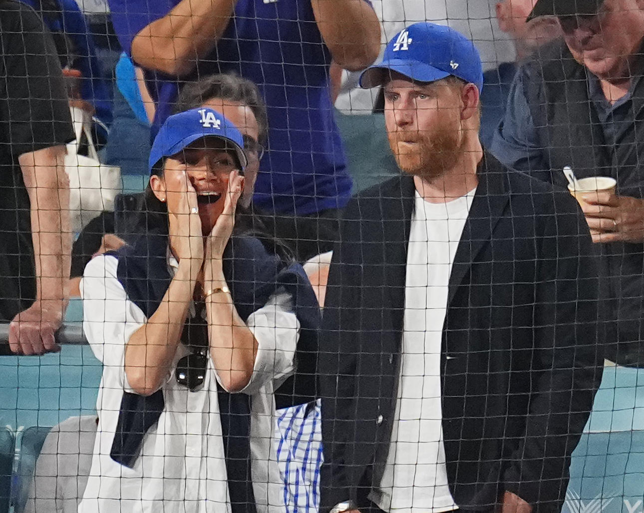 ドジャース対ブルージェイズ　スタンドで観戦するヘンリー王子とメーガン妃（左）（撮影・菅敏）