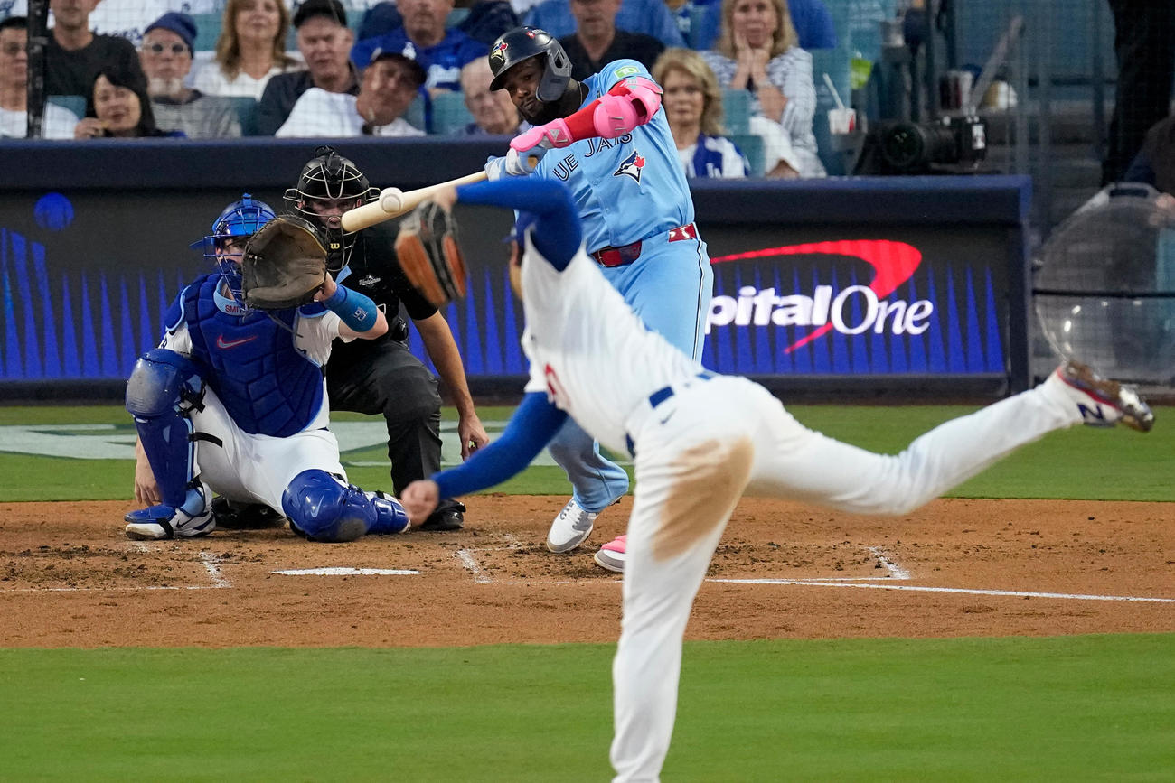 ワールドシリーズ第4戦　3回、大谷翔平から2ランを放つブルージェイズ・ゲレロ（AP）