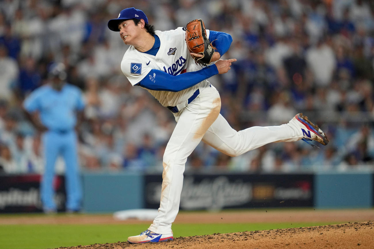 ブルージェイズ戦で力投するドジャース大谷翔平（AP)