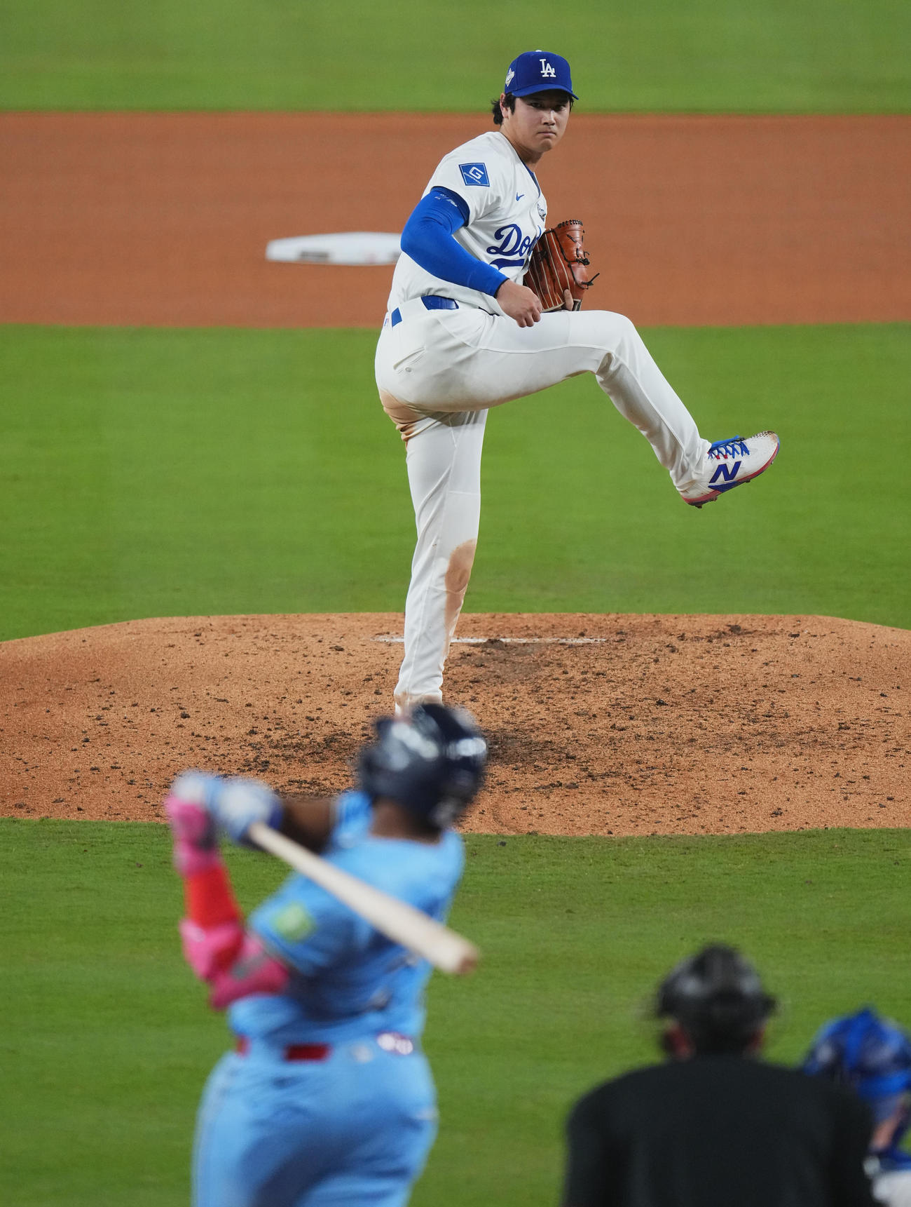 ドジャース対ブルージェイズ　5回、力投するドジャース大谷。打者ゲレロ（撮影・菅敏）