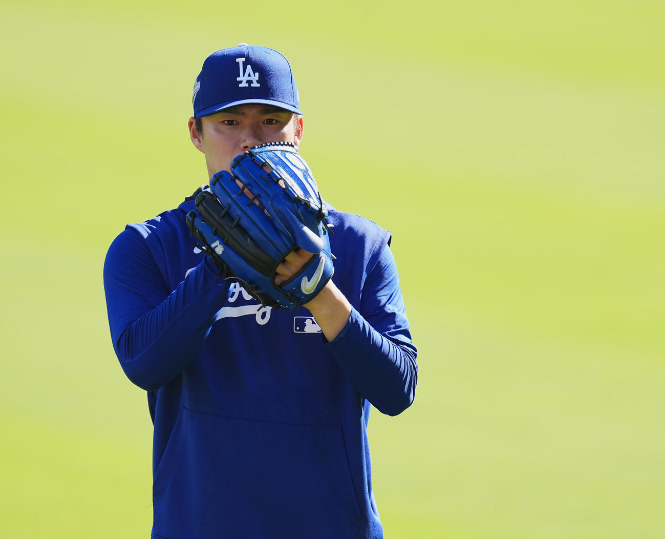 ワールドシリーズ第4戦、ドジャース対ブルージェイズ　試合前、調整する山本（撮影・菅敏）