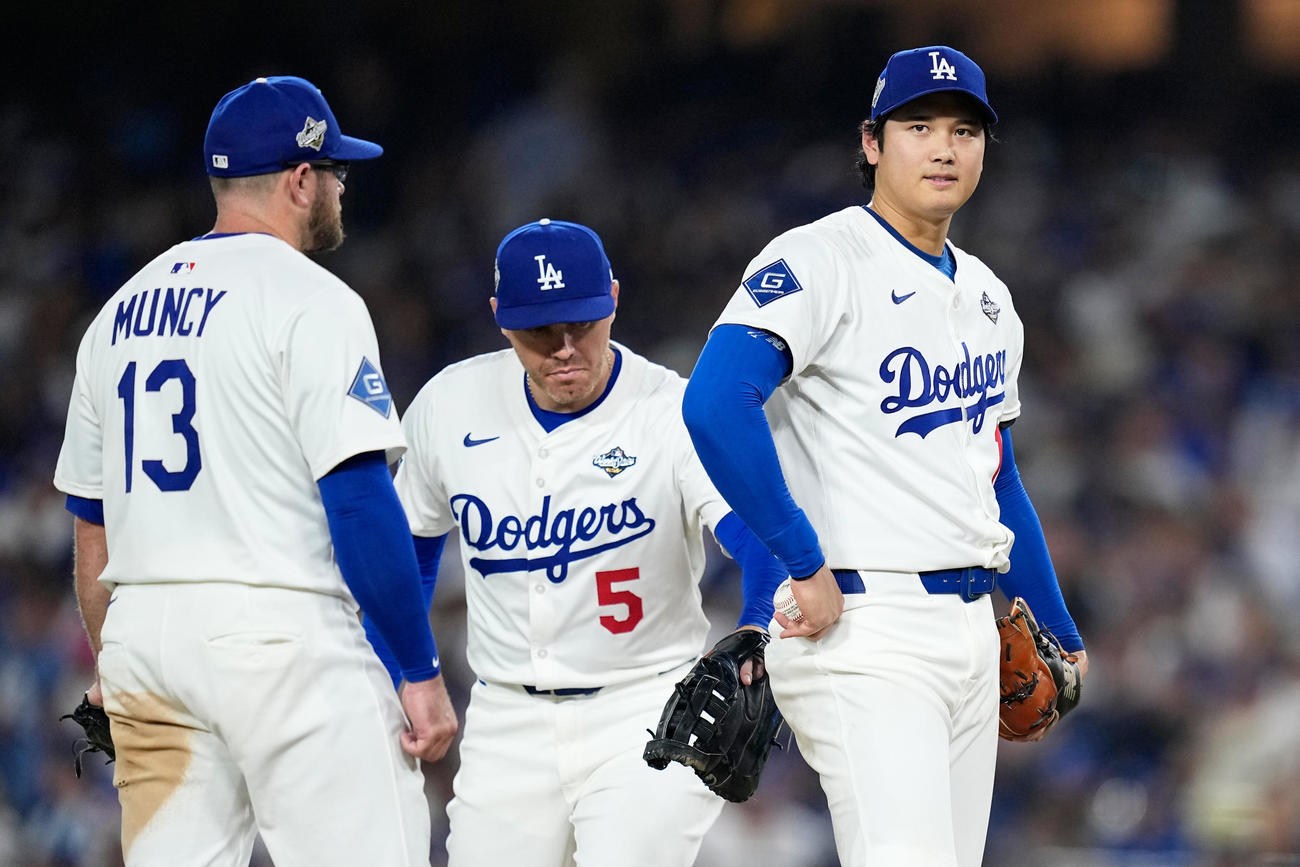 ドジャース大谷翔平（右）は７回途中で降板した（AP)