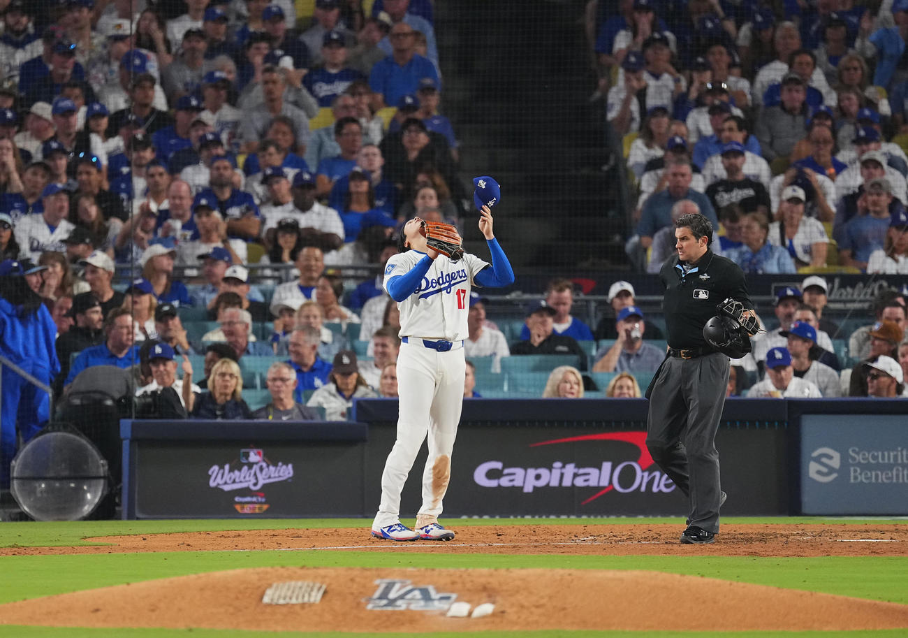 ドジャース対ブルージェイズ　7回表ブルージェイズ無死一塁、クレメントに二塁打を打たれ、天を仰ぐ大谷（撮影・菅敏）