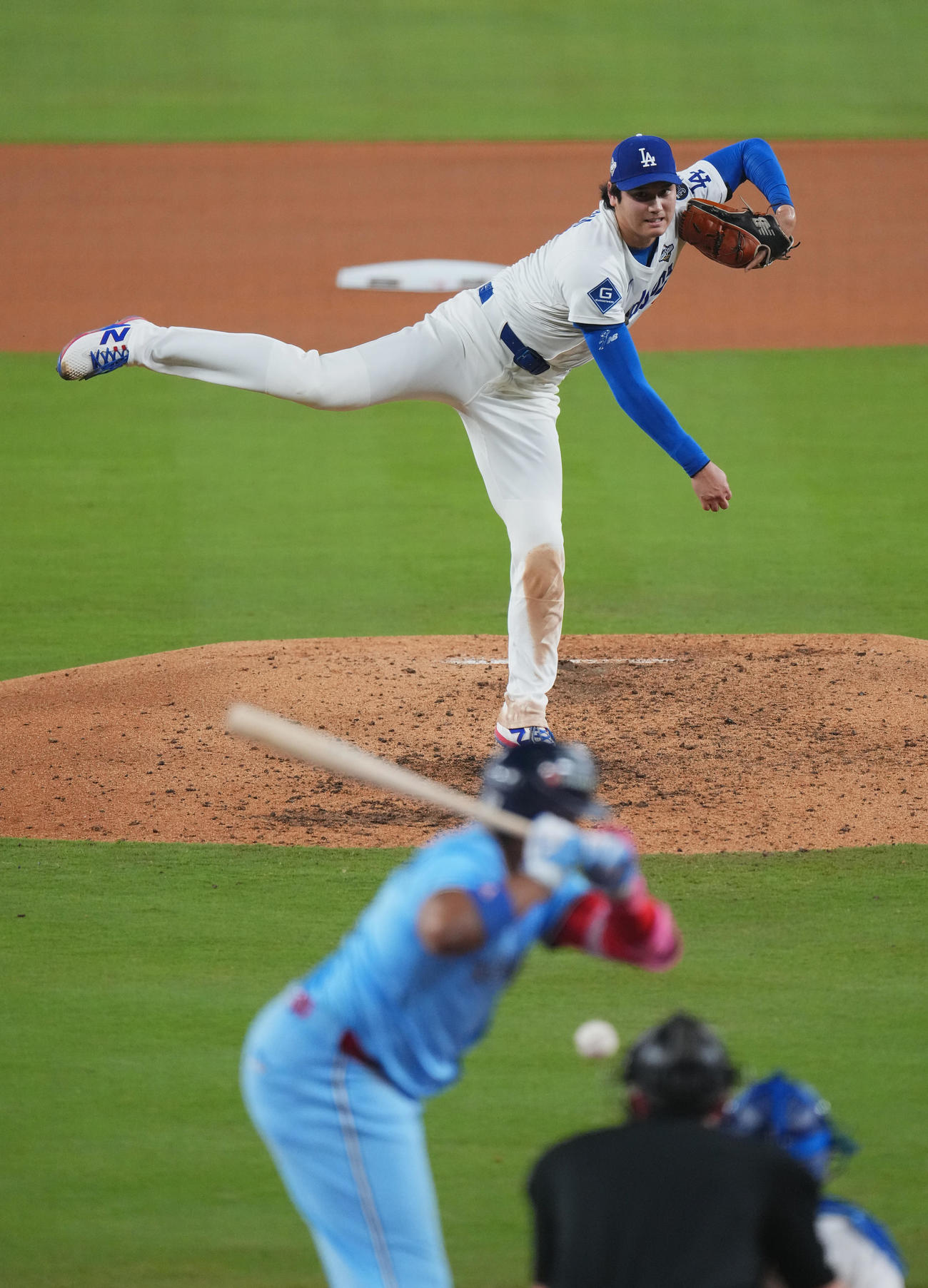 ドジャース対ブルージェイズ　5回、力投するドジャース大谷。打者ゲレロ（撮影・菅敏）