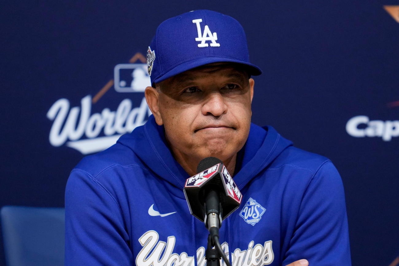 ドジャース対ブルージェイズ　試合前の会見で記者の質問に答えるドジャース・ロバーツ監督（AP）