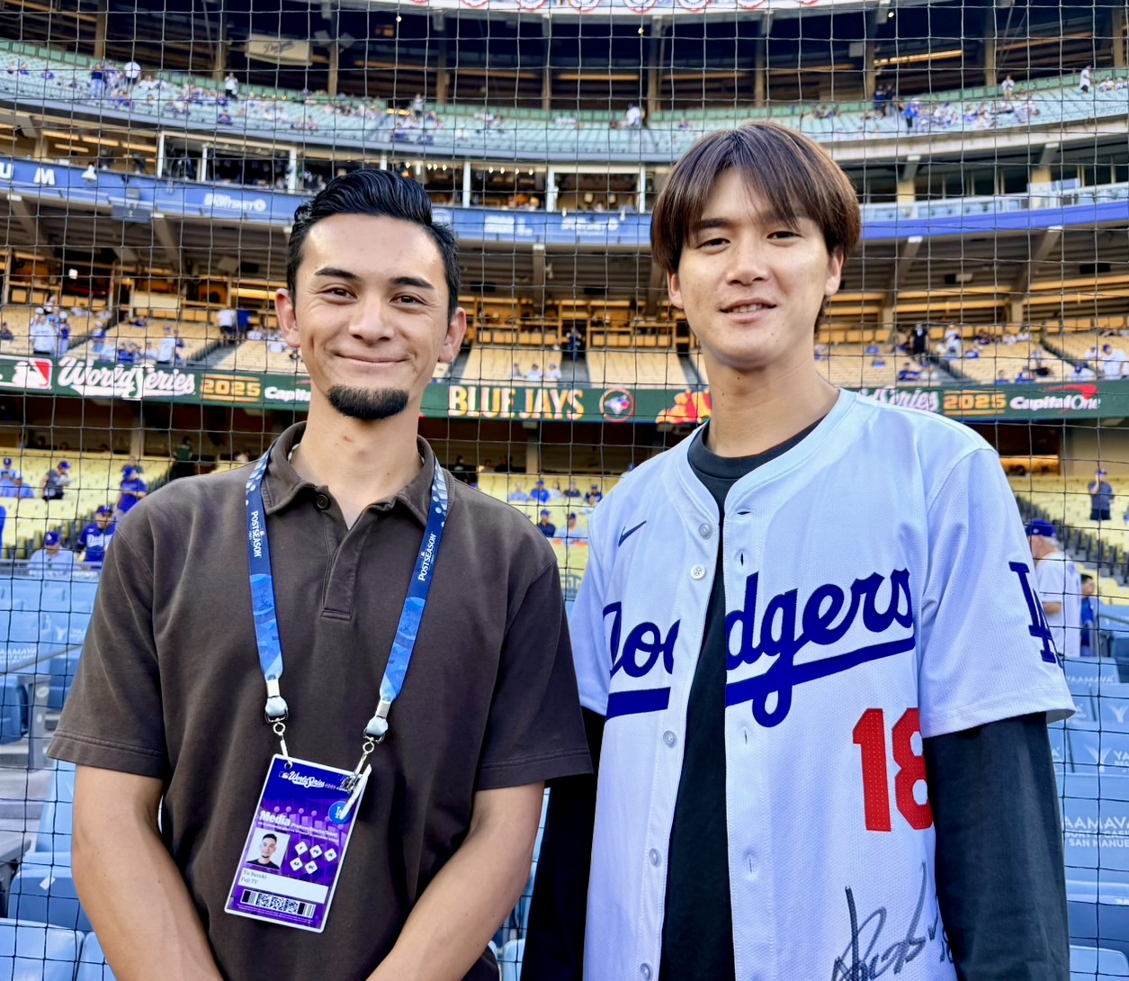 今季までオリックスに在籍していた佐野皓大氏（右）と元オリックス投手で現在フジテレビのリポーターを務める鈴木優氏（左）