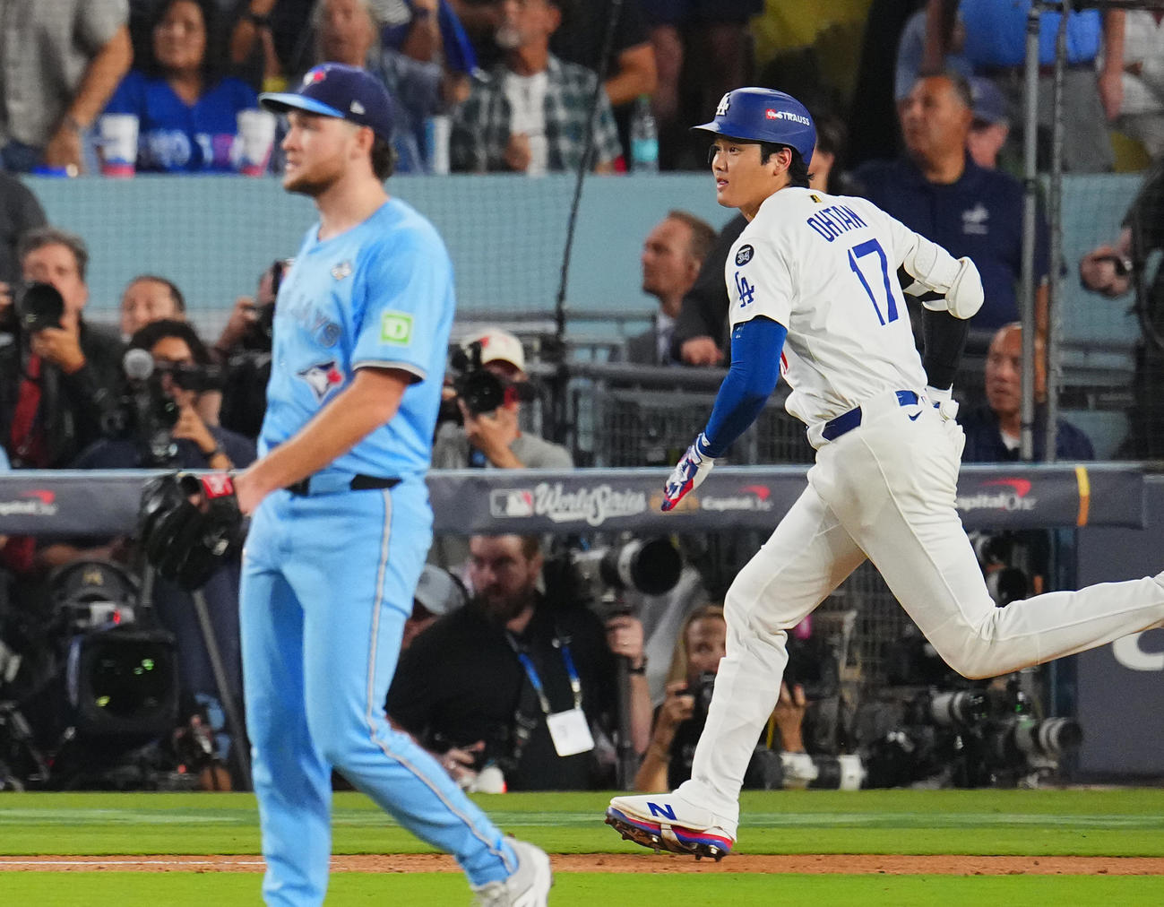 ドジャース対ブルージェイズ　6回裏ドジャース無死、右飛に倒れる大谷。投手イエサベージ（撮影・菅敏）