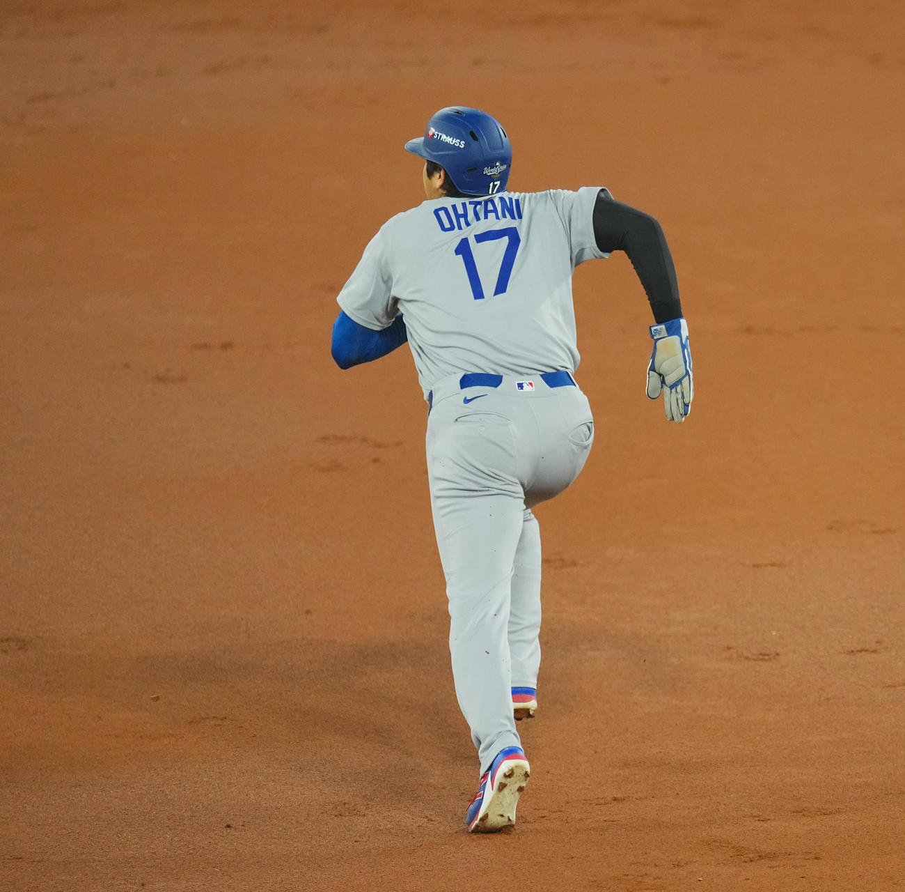 ブルージェイズ対ドジャース　3回表ドジャース2死一、二塁、スミスの適時二塁打で三振に向かって疾走する大谷（撮影・菅敏）
