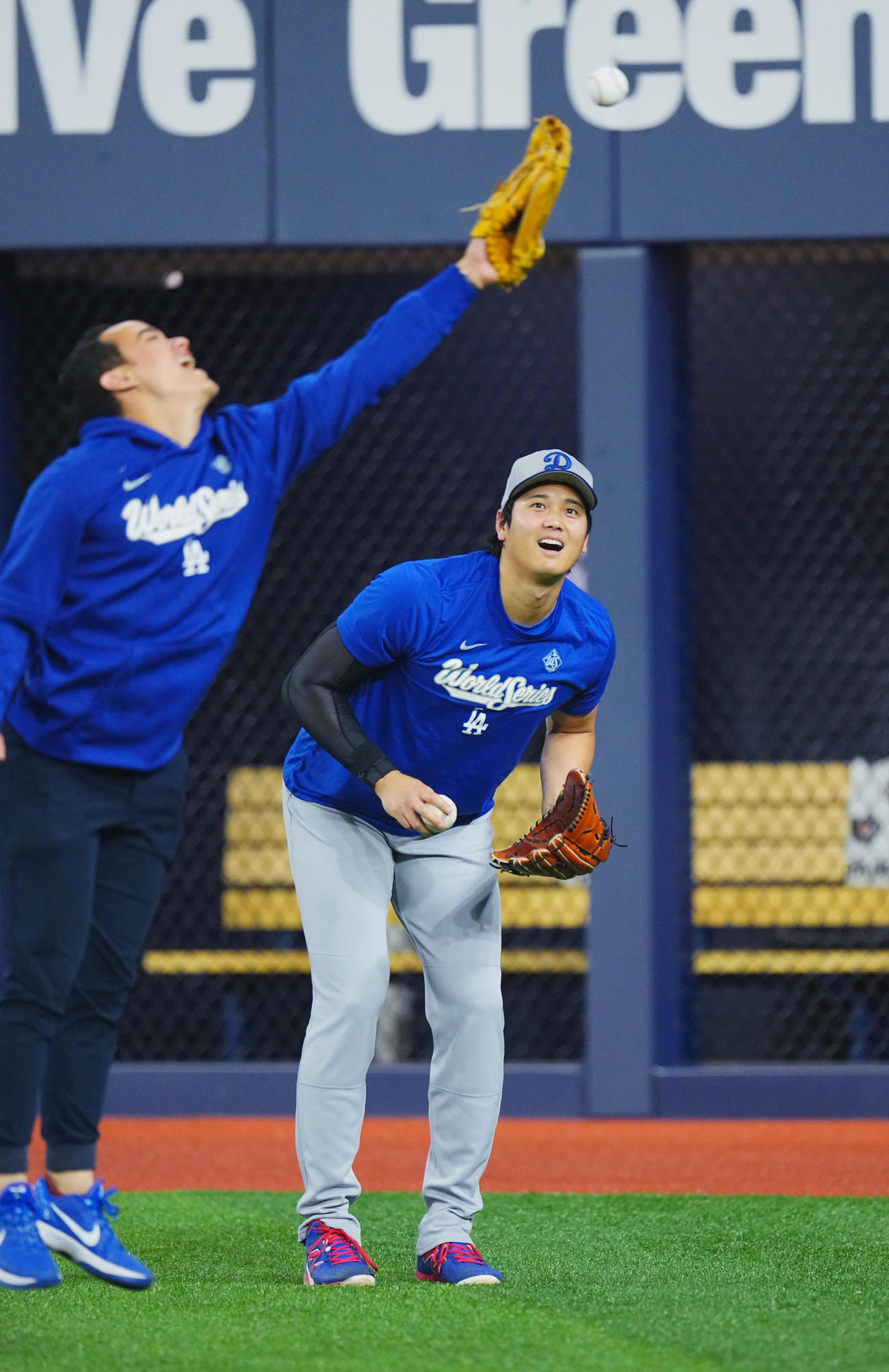 ブルージェイズ対ドジャース　試合前、打球に飛びつくアイアトン氏（手前）を見つめるドジャース大谷（撮影・菅敏）