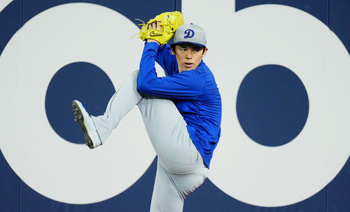 ブルージェイズ対ドジャース　試合前、キャッチボールで調整するドジャース佐々木（撮影・菅敏）