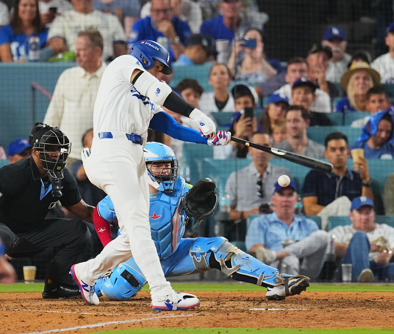 ドジャース対ブルージェイズ　8回裏ドジャース2死一塁、一ゴロに倒れる大谷（撮影・菅敏）