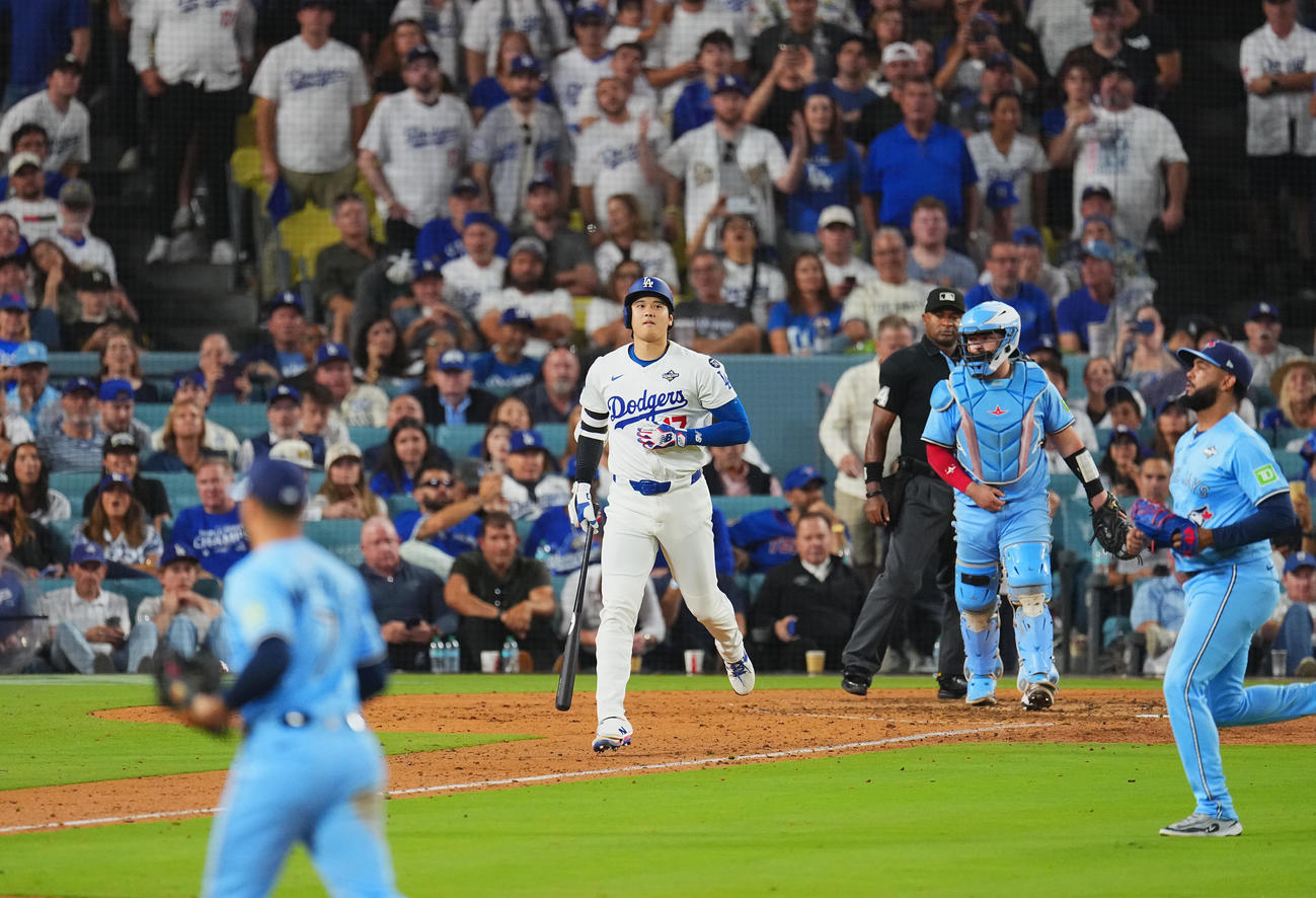 ドジャース対ブルージェイズ　8回裏ドジャース2死一塁、一ゴロに倒れる大谷（撮影・菅敏）