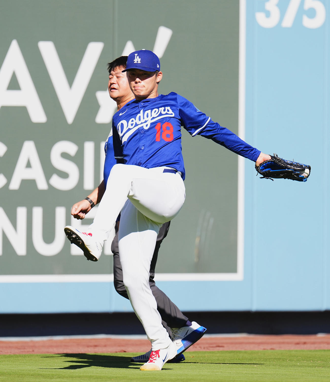 ドジャース対ブルージェイズ　試合前、キャッチボールで調整するドジャース山本（撮影・菅敏）