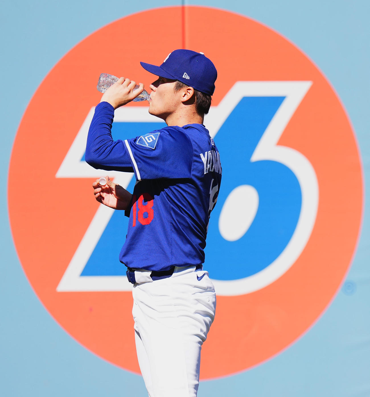 ドジャース対ブルージェイズ　試合前、練習中に水分補給をするドジャース山本（撮影・菅敏）