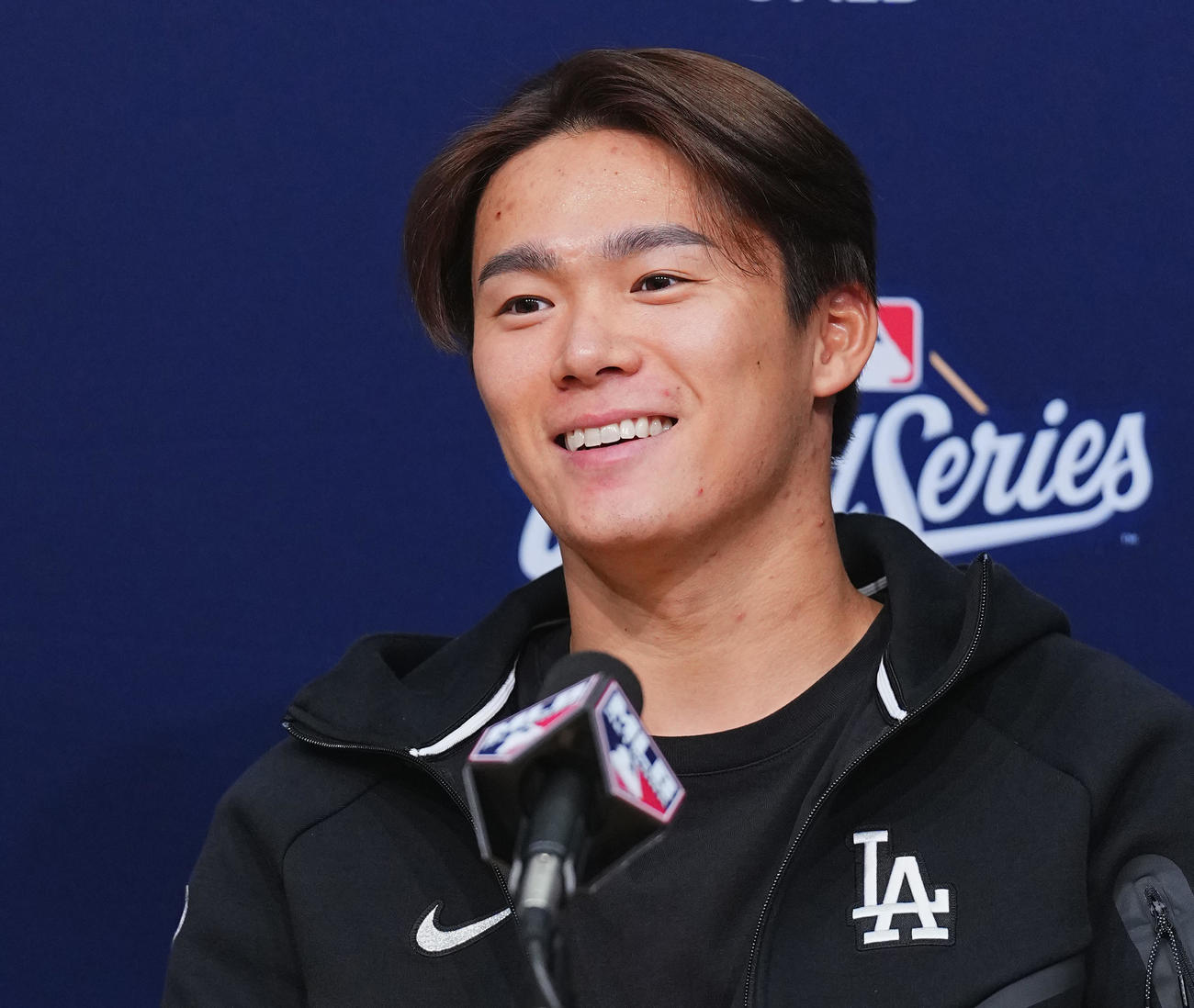 ドジャース対ブルージェイズ　第6戦に先発予定のドジャース山本は、会見で抱負を話す（撮影・菅敏）