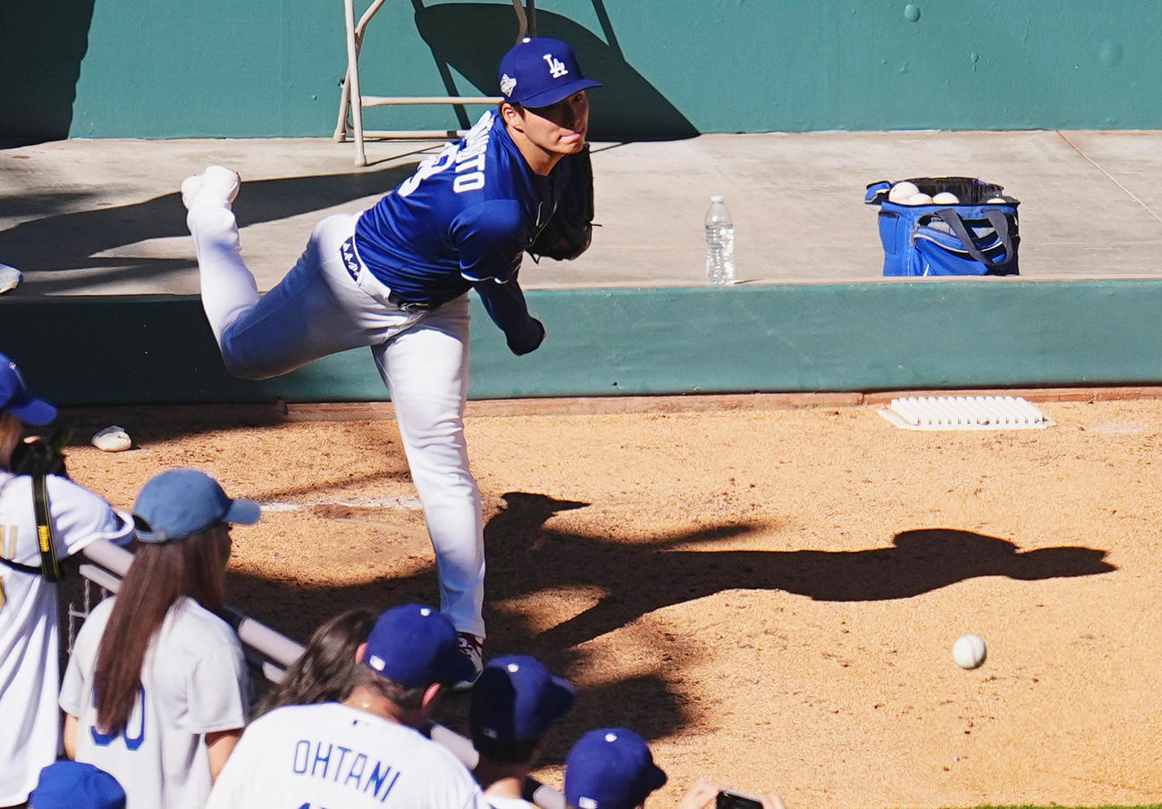 ドジャース対ブルージェイズ　試合前、ブルペンで投球練習をするドジャース山本（撮影・菅敏）