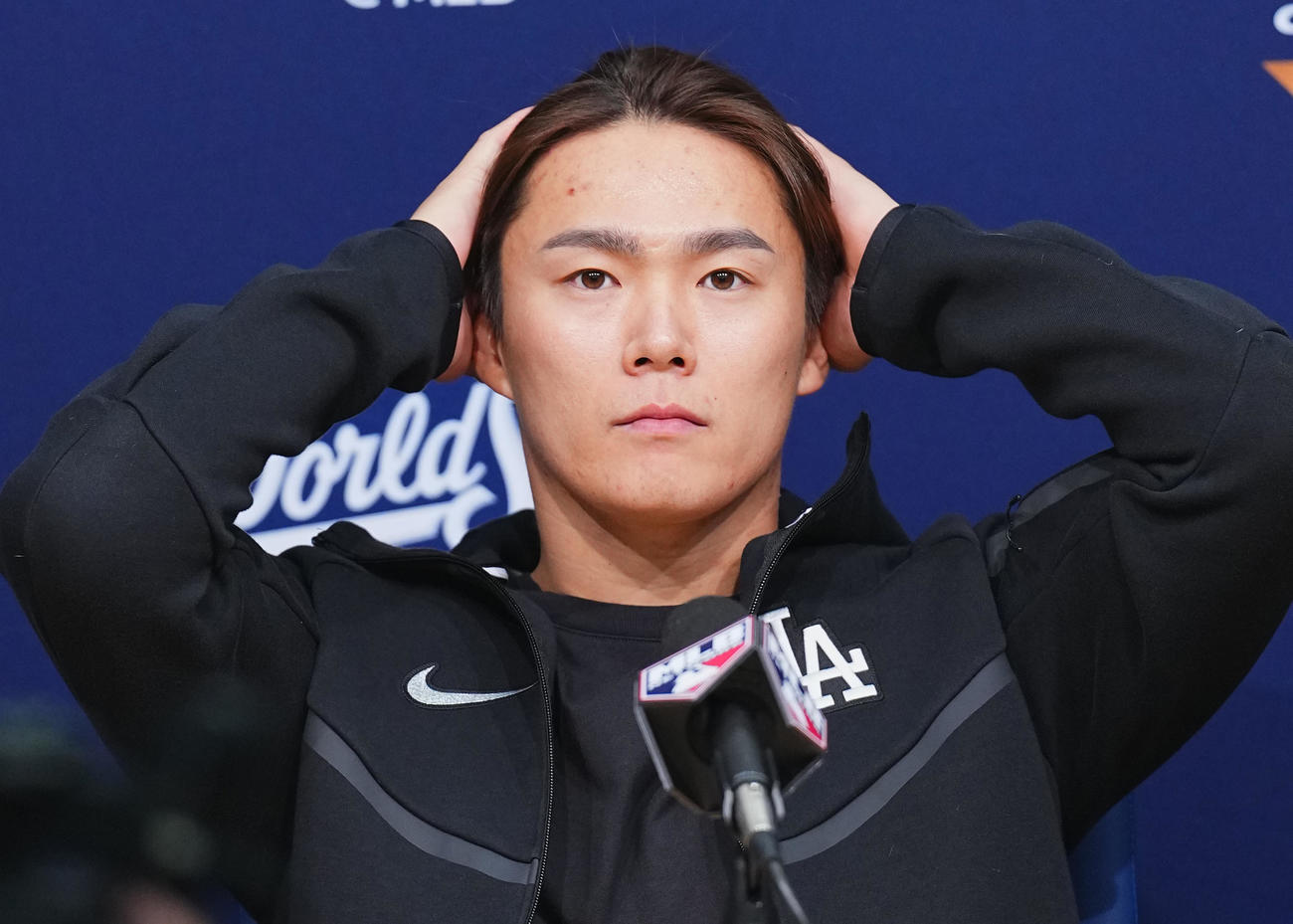 ドジャース対ブルージェイズ　第6戦に先発予定のドジャース山本は、会見で抱負を話す（撮影・菅敏）