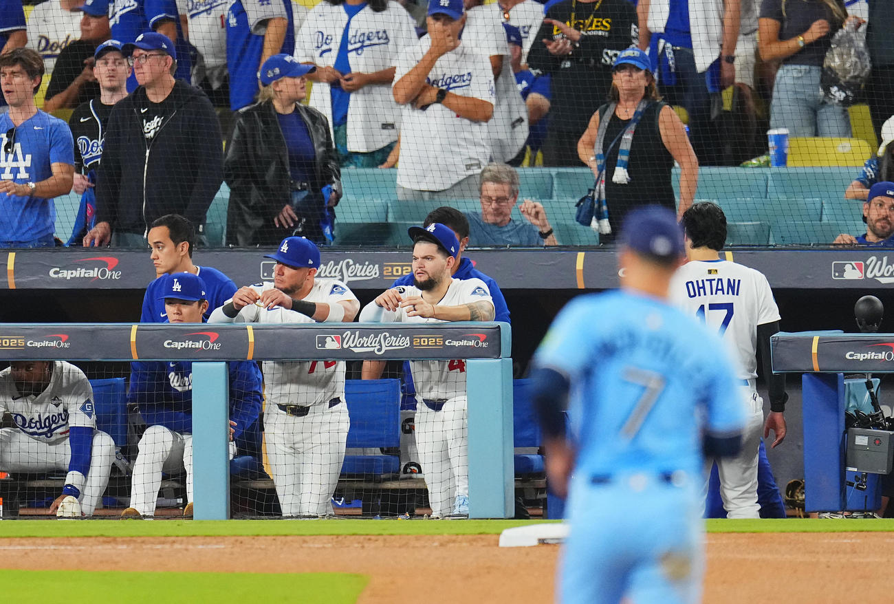 ドジャース対ブルージェイズ　ブルージェイズに王手をかけられ、足早に引き揚げるドジャース大谷（右端）。左から3人目は山本（撮影・菅敏）